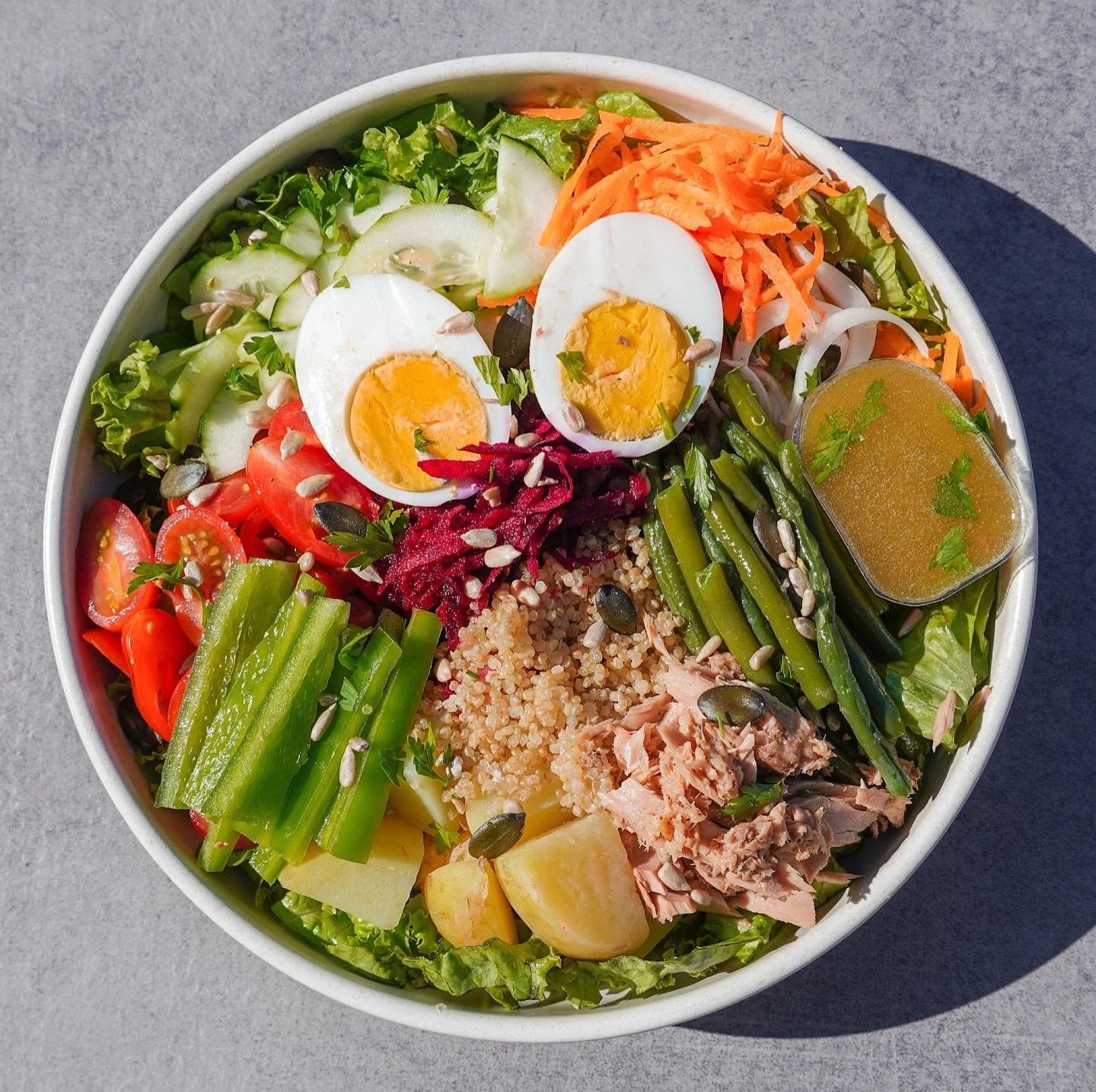 🥗✨ Une explosion de fra&icirc;cheur dans chaque bouch&eacute;e &mdash; notre salade Ni&ccedil;oise, color&eacute;e, nourrissante et pleine de saveurs m&eacute;diterran&eacute;ennes. 🌿🐟🍅