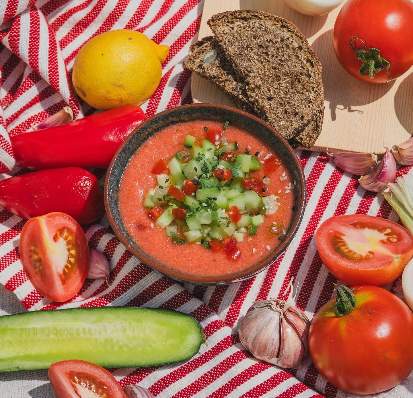 🥣☀️ Fra&icirc;cheur en bol &mdash; notre gazpacho maison, riche en l&eacute;gumes et en saveurs, parfait pour se rafra&icirc;chir dans cette chaleur 🌿🍅
