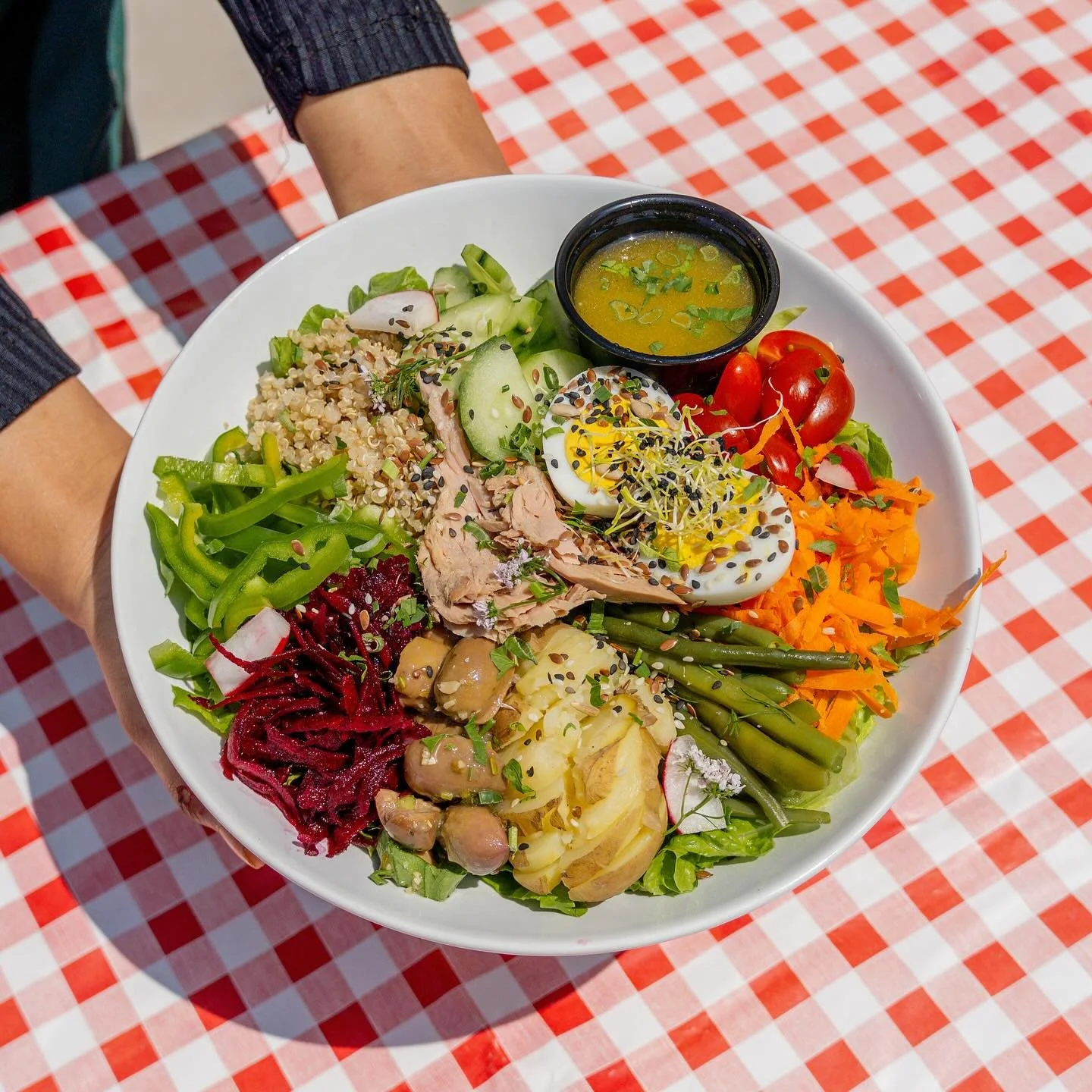 LA salade ni&ccedil;oise 
Un m&eacute;lange color&eacute; de crudit&eacute;s croquantes repr&eacute;sentant un d&eacute;jeuner sain, complet, frais et gourmand, parfait pour l&rsquo;&eacute;t&eacute; ! 🌿
📍 Disponible chez Petit Radis
