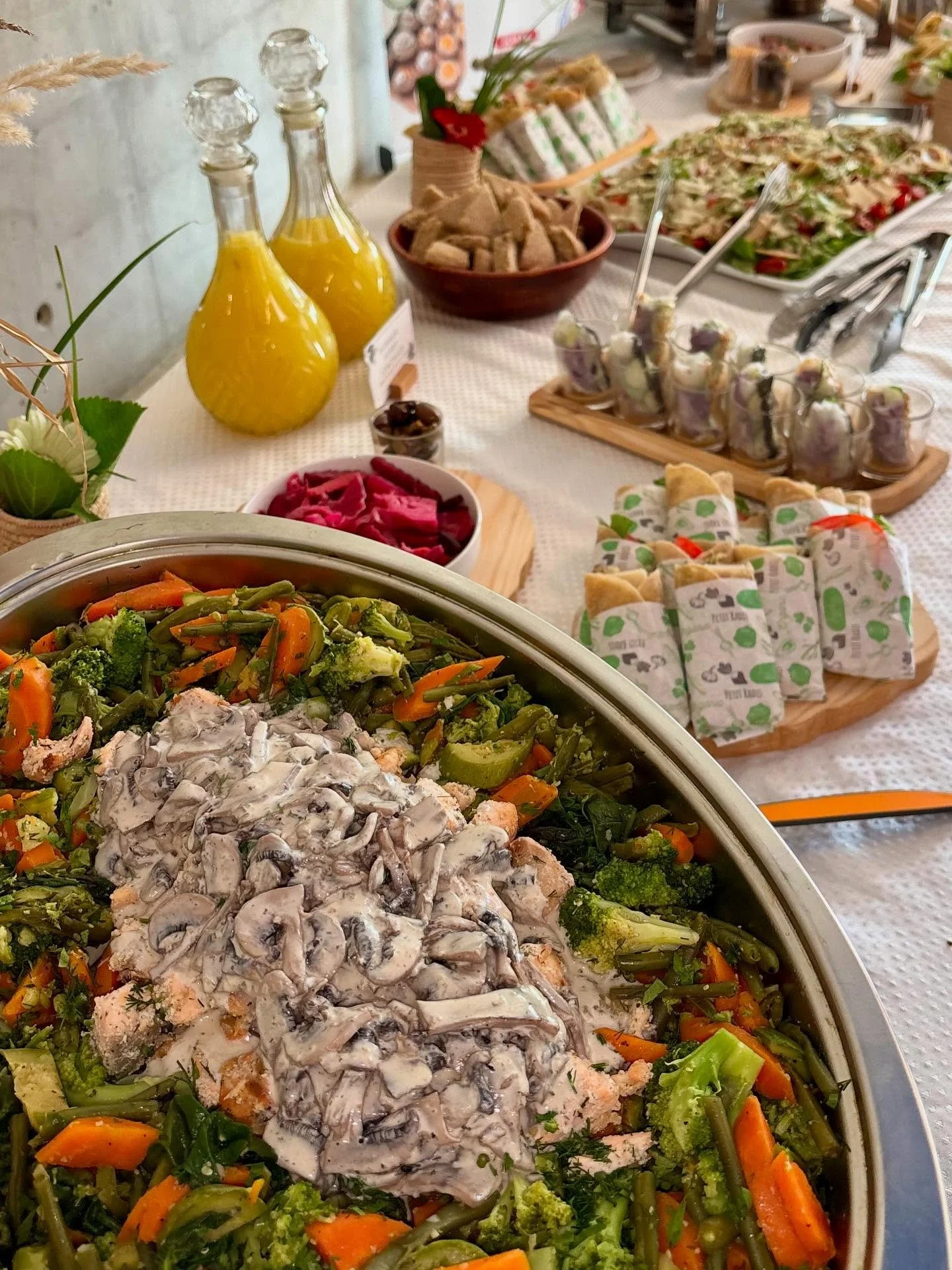 🍽️ Aper&ccedil;u de l&rsquo;un de nos r&eacute;cents buffets!
Chez Petit Radis, nous pr&eacute;parons aussi vos repas pour vos &eacute;v&eacute;nements : brunchs, r&eacute;unions, anniversaires, &eacute;v&eacute;nements ou c&eacute;l&eacute;brations