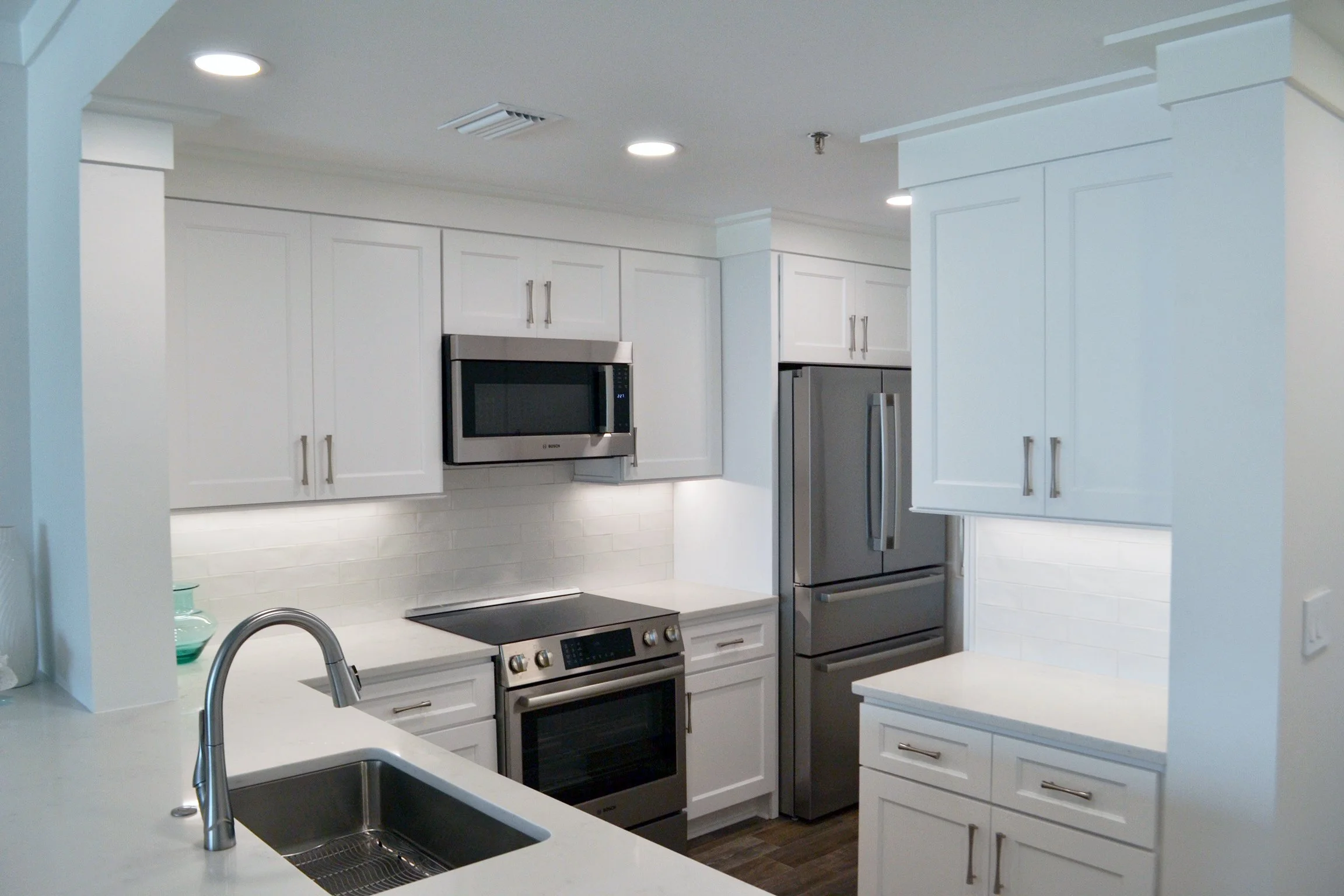 White shaker cabinets This creates a timeless, versatile look that works with many kitchen styles — from traditional to modern farmhouse.