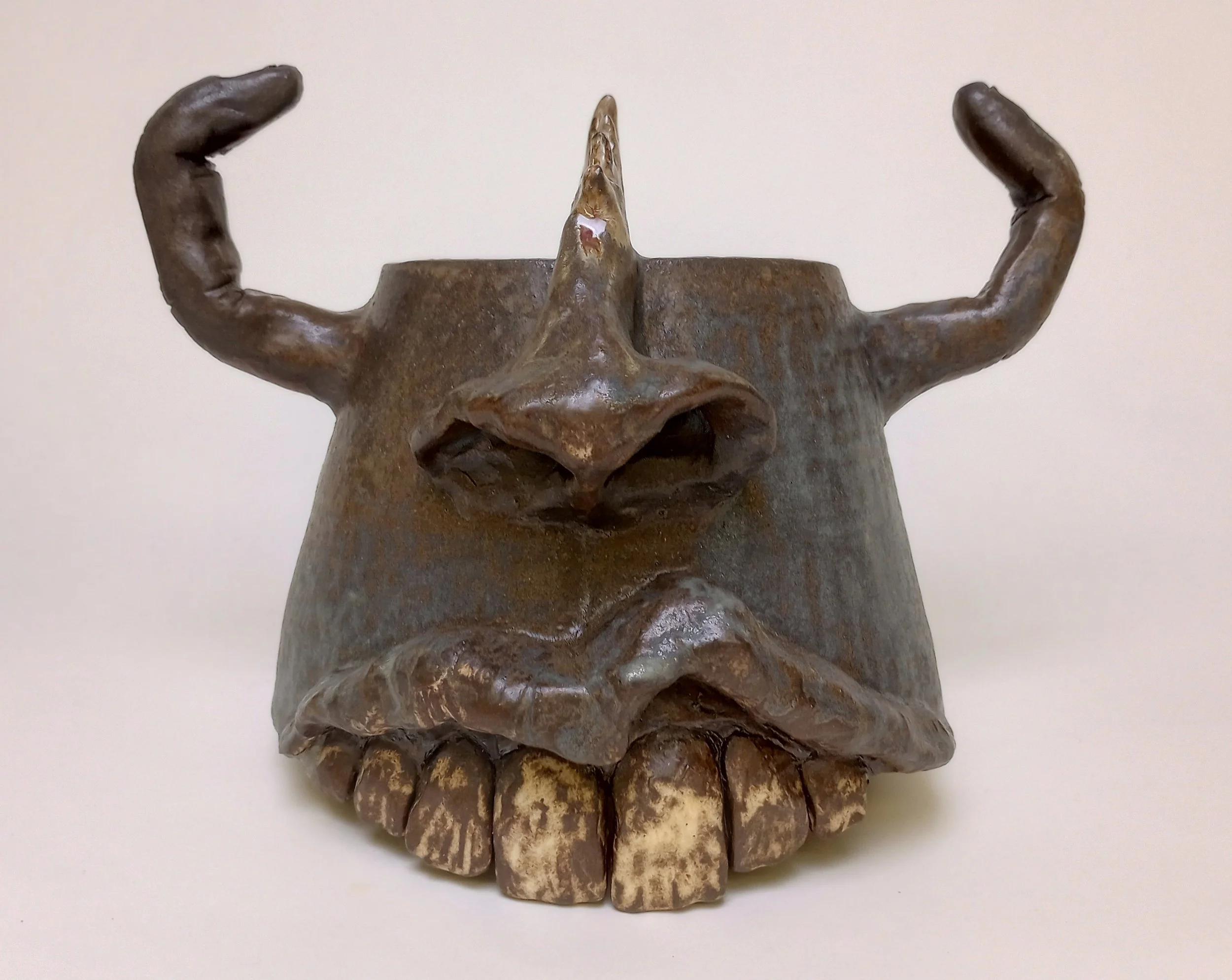 Ceramic helmet with large teeth and finger horns.