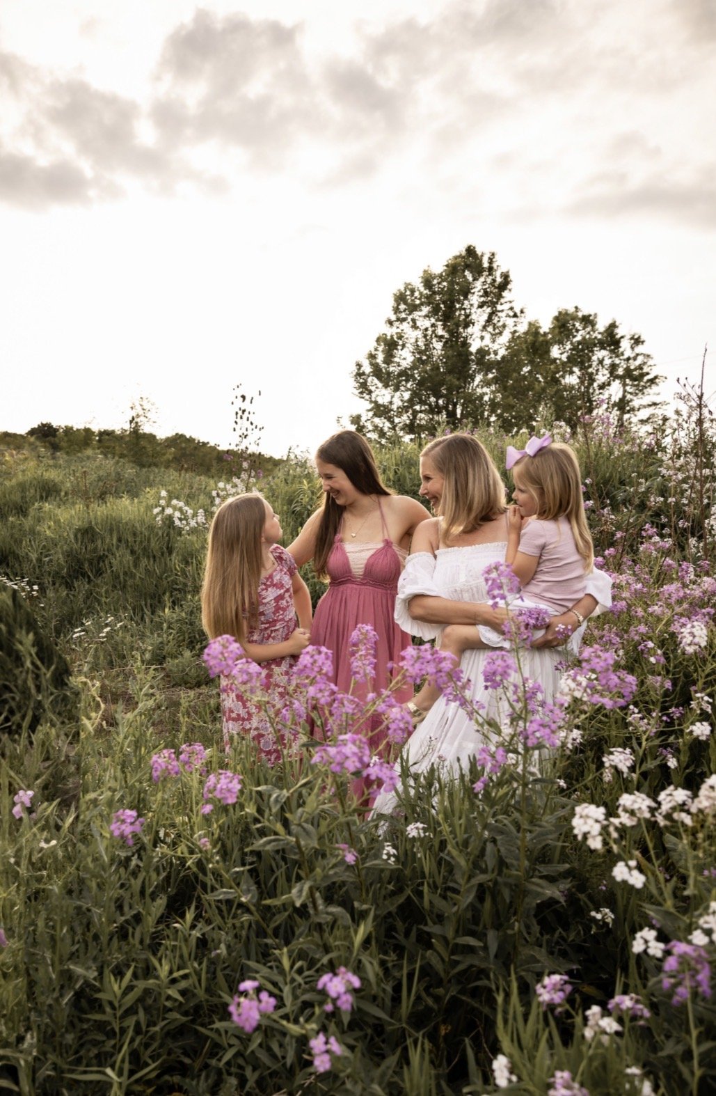 MAY 2 from 8:00 - 11:40 AM: Mother's Day Mini Sessions w/ Studio 921 Photography