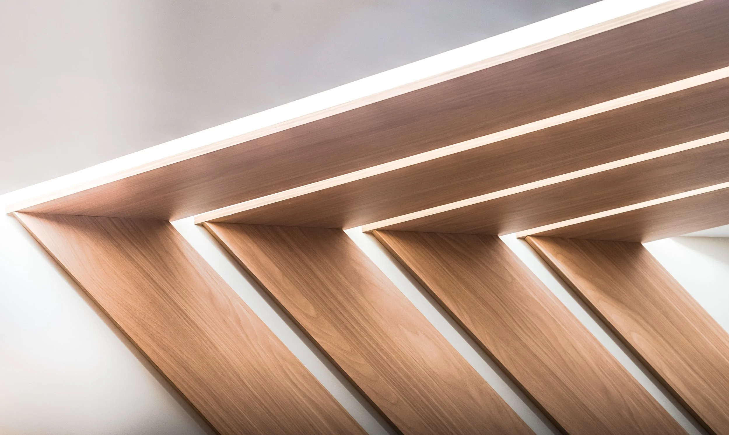 Imagem de estruturas de madeira dispostas em ângulo.