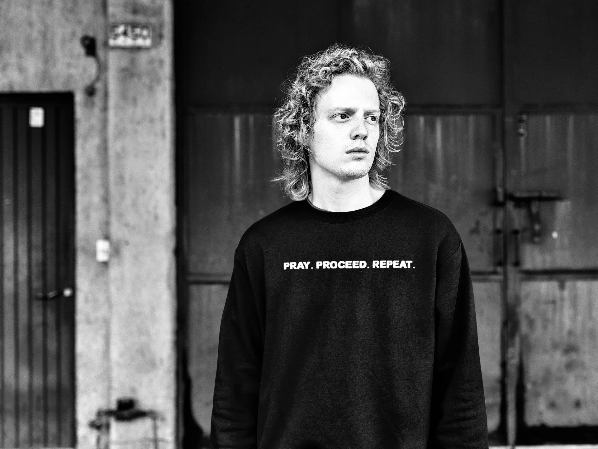 CREWNECK SWEATSHIRT WITH FRONT TEXT