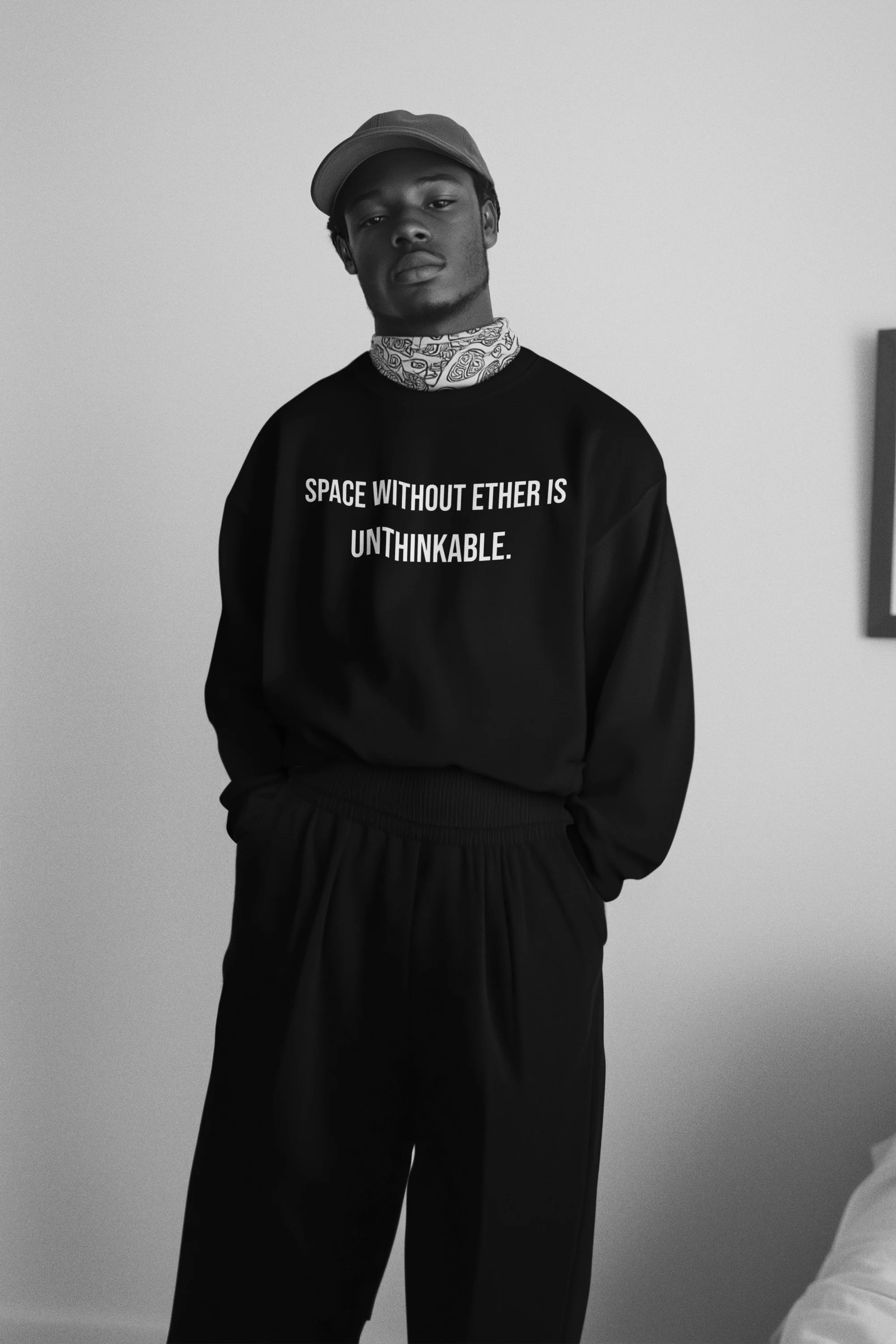 CREWNECK SWEATSHIRT WITH FRONT TEXT.