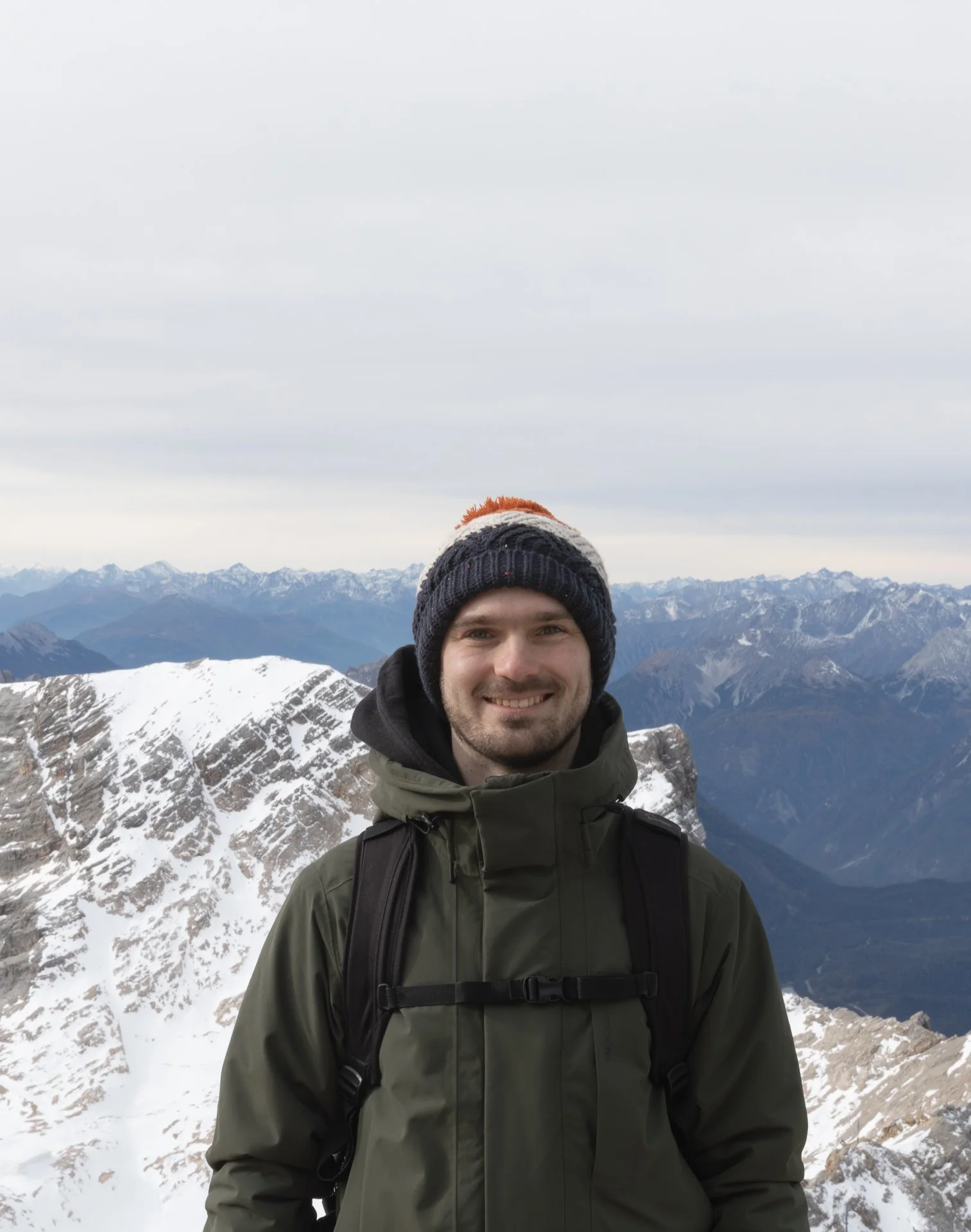 Fotograf Robby Gedike in Winterkleidung vor verschneiten Bergen in den Alpen.