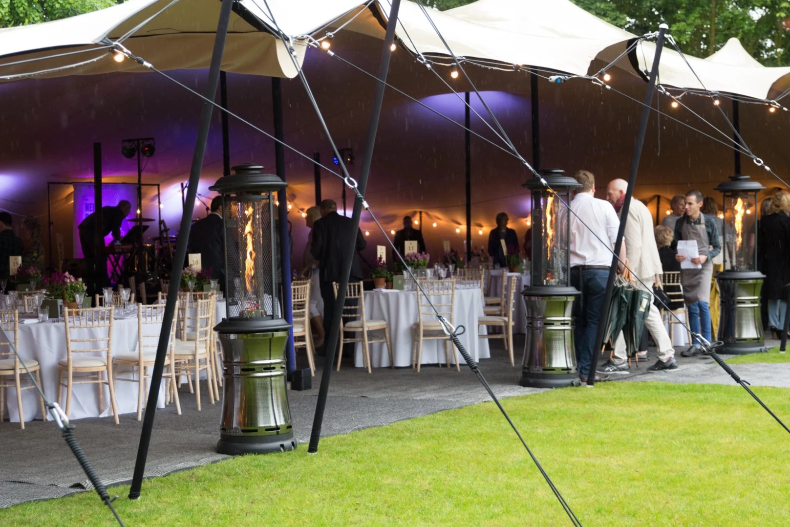 Icon of a campfire with flames and logs