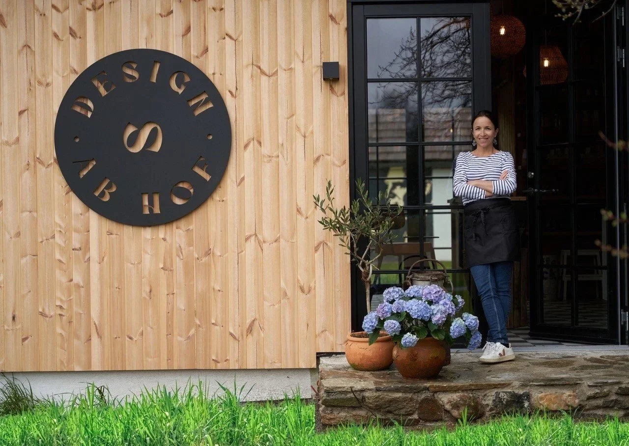Karin Heschl-Polzhofer beim Eingang vom Design ab Hof in Pöllau, Ostteiermark