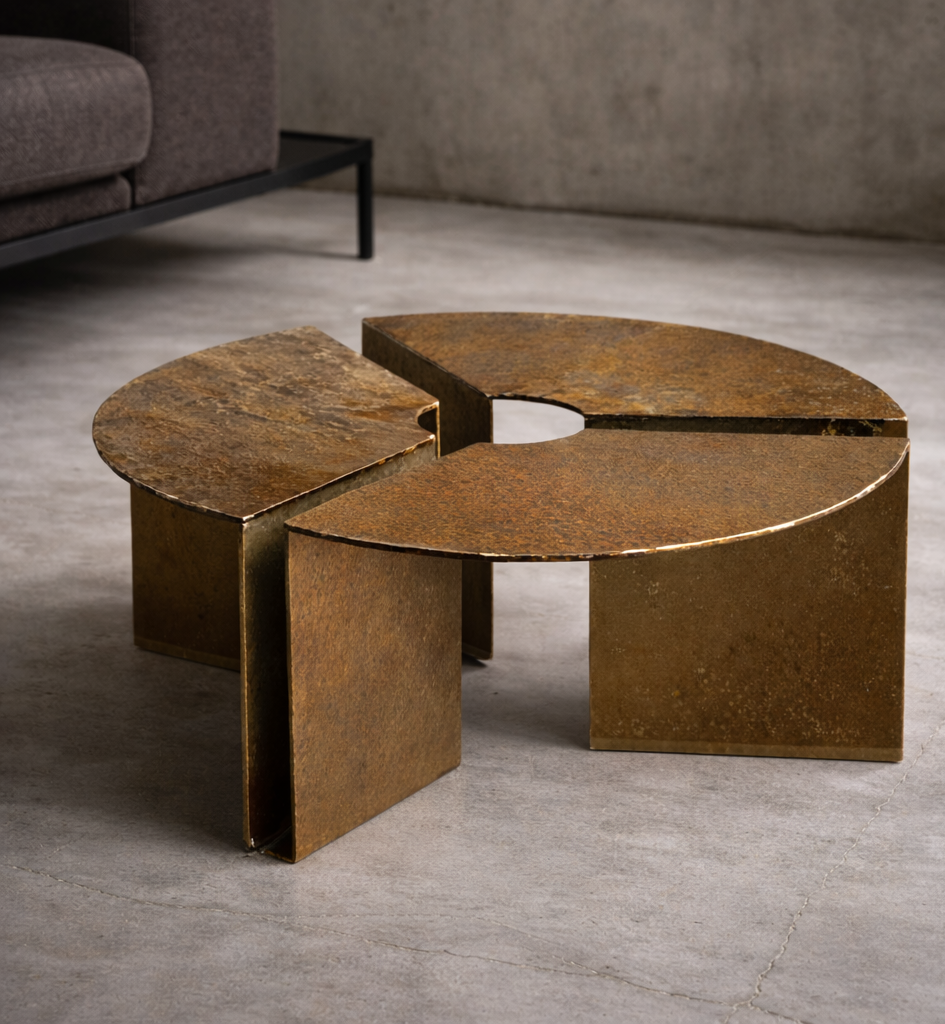 Rostiger, rund geformter Kaffeetisch aus Metall in einem modernen Raum.