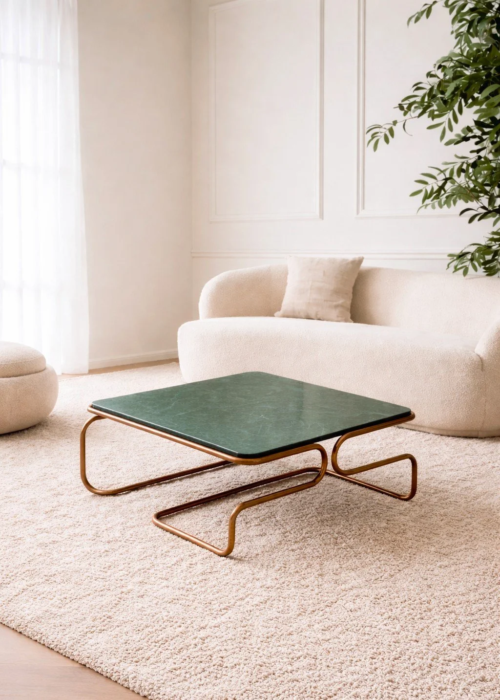 Modernes Wohnzimmer mit weißem Sofa, grünem Couchtisch mit goldfarbenen Beinen, Teppich und Zimmerpflanzen