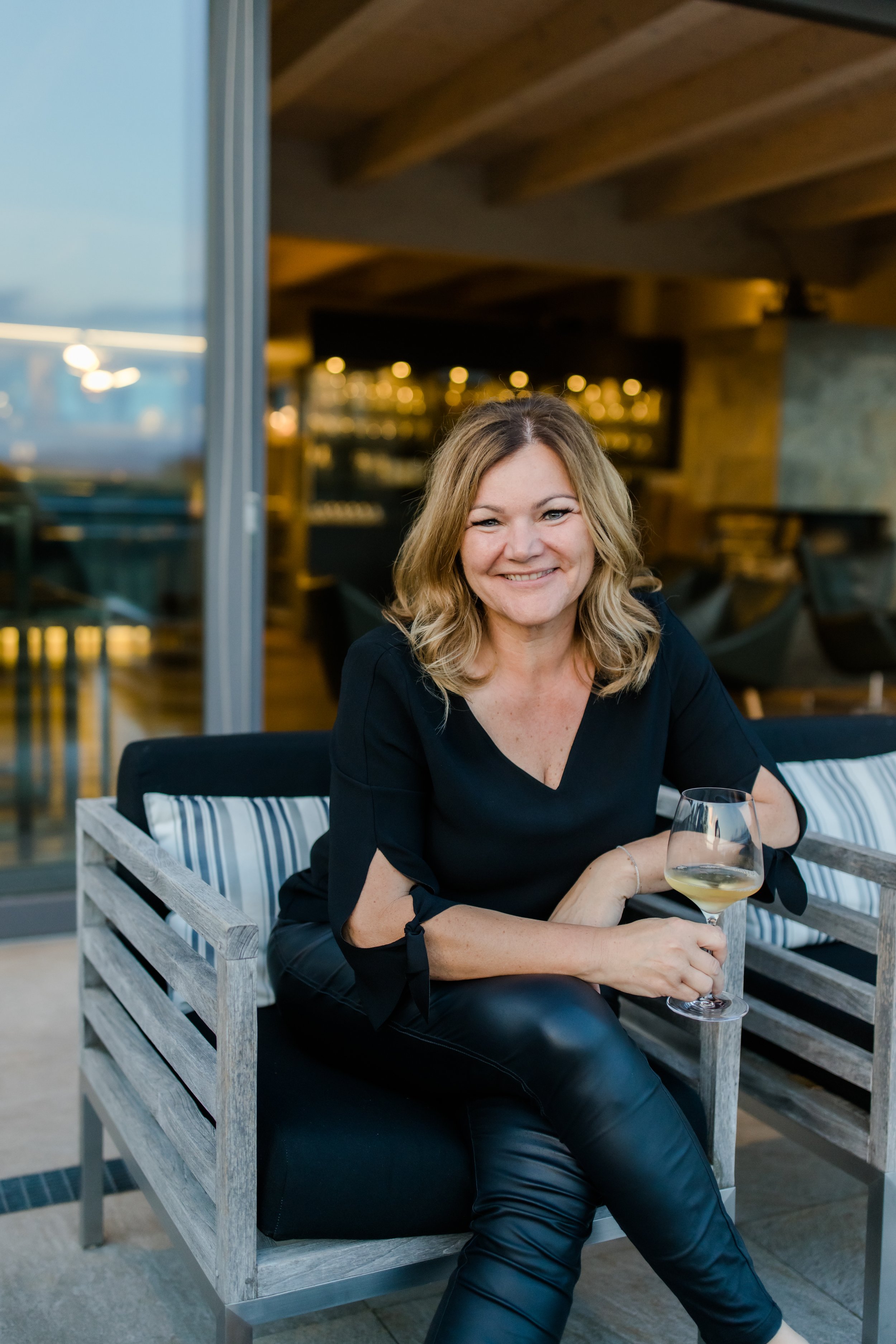 Ulli Bernhard mit einem Glas Wein auf der Terrasse vom Winkel Art Hotel in der Südsteiermark