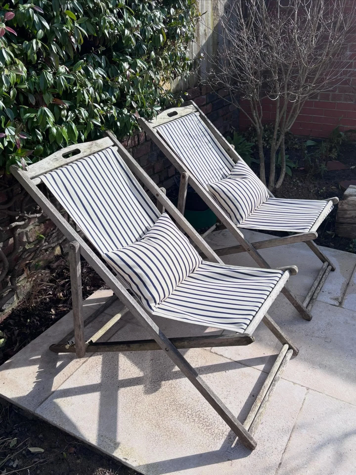 I&rsquo;m a big fan of deckchairs and mine were looking pretty &lsquo;organic&rsquo; after being left out all winter (and the twenty before that&hellip;!), so last weekend I re-learned how to use my sewing machine and I made some new covers and cushi