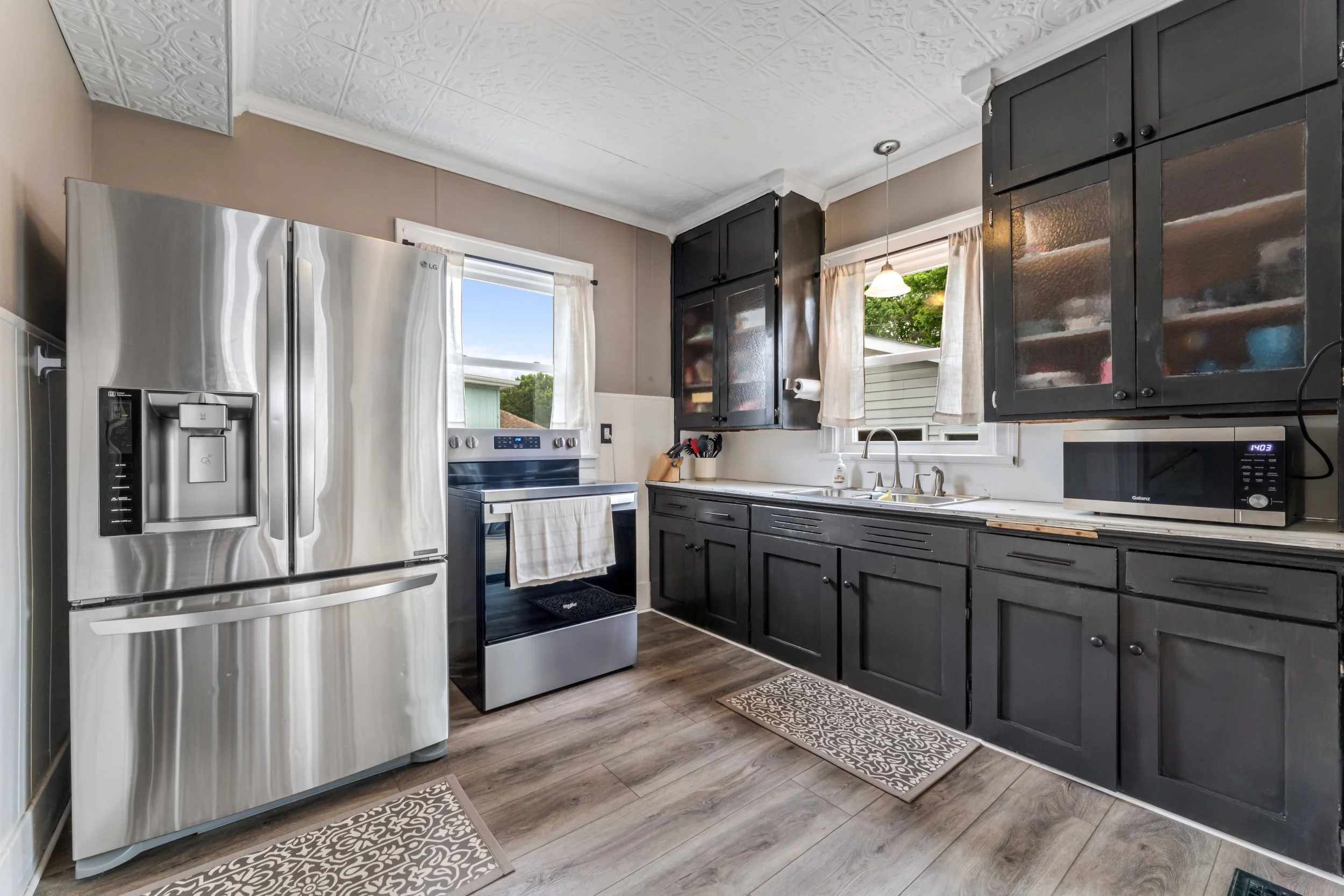 Picture of modern, refinished kitchen in a ready to buy home.