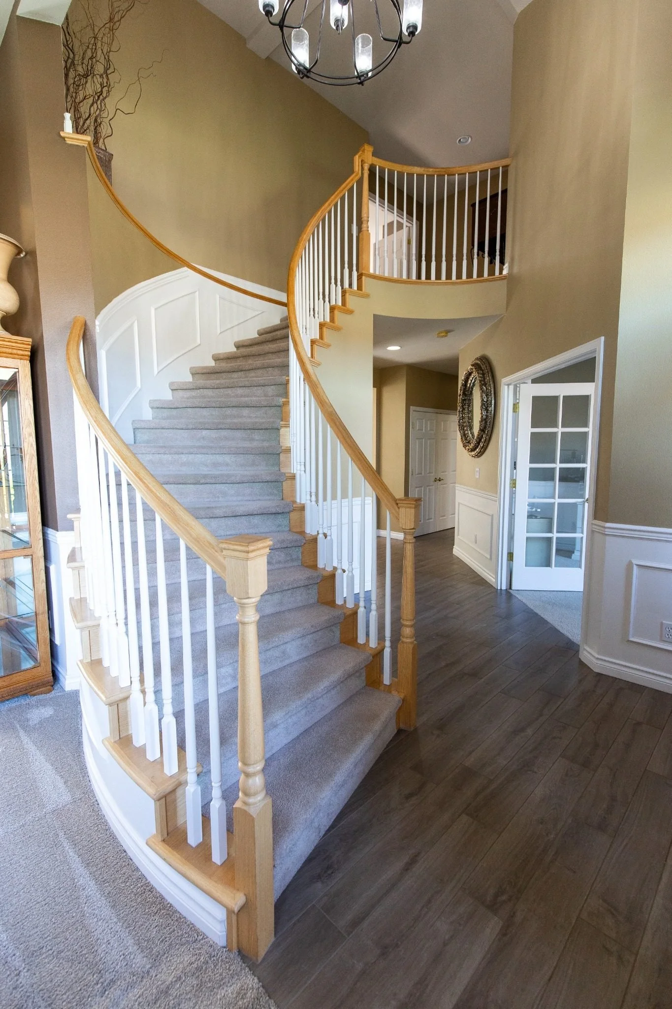 2021-broadhurst-pl-wenatchee-wa-grand-staircase.jpg