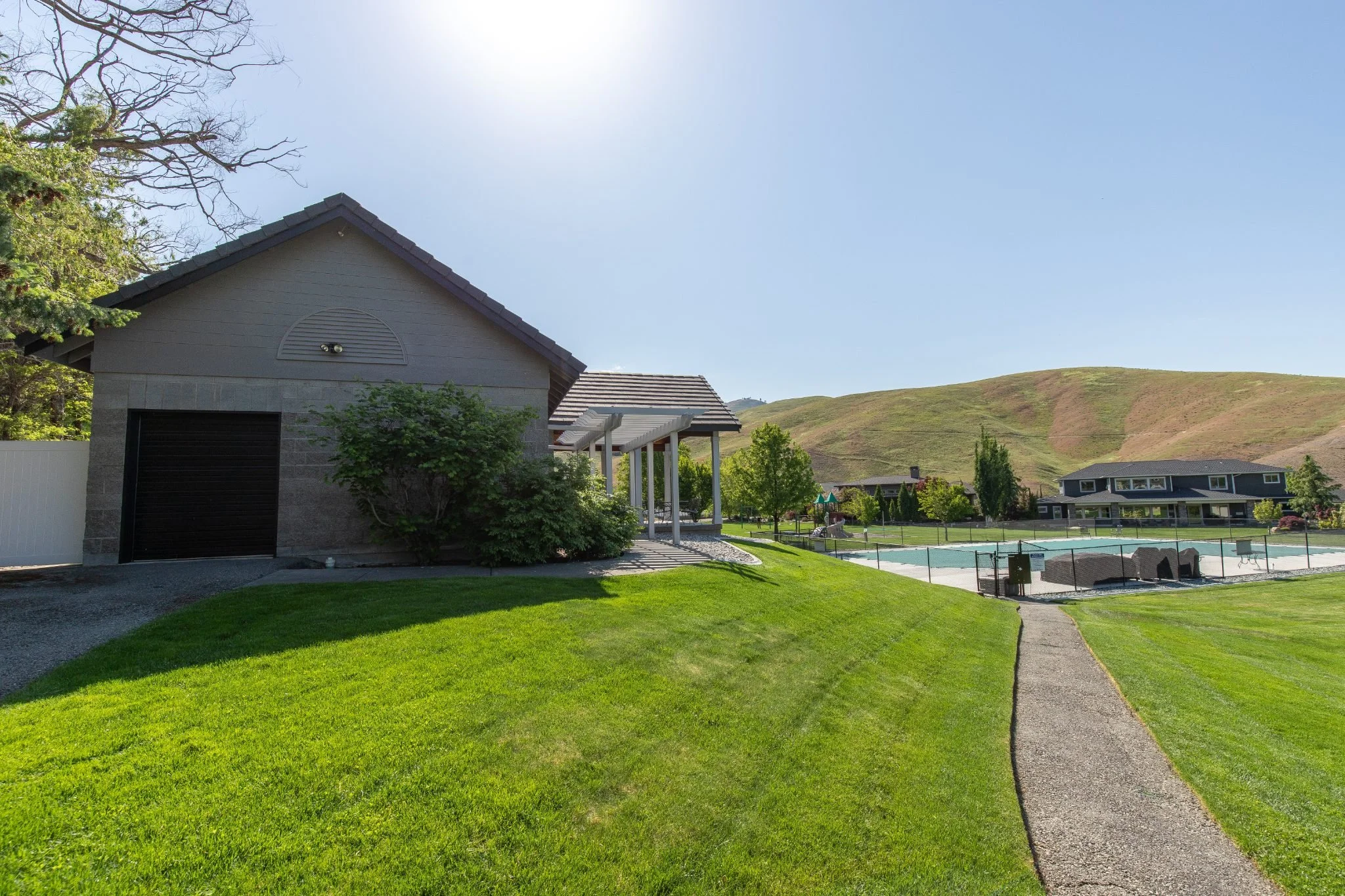 2021-broadhurst-pl-wenatchee-wa-community-pool-clubhouse.jpg