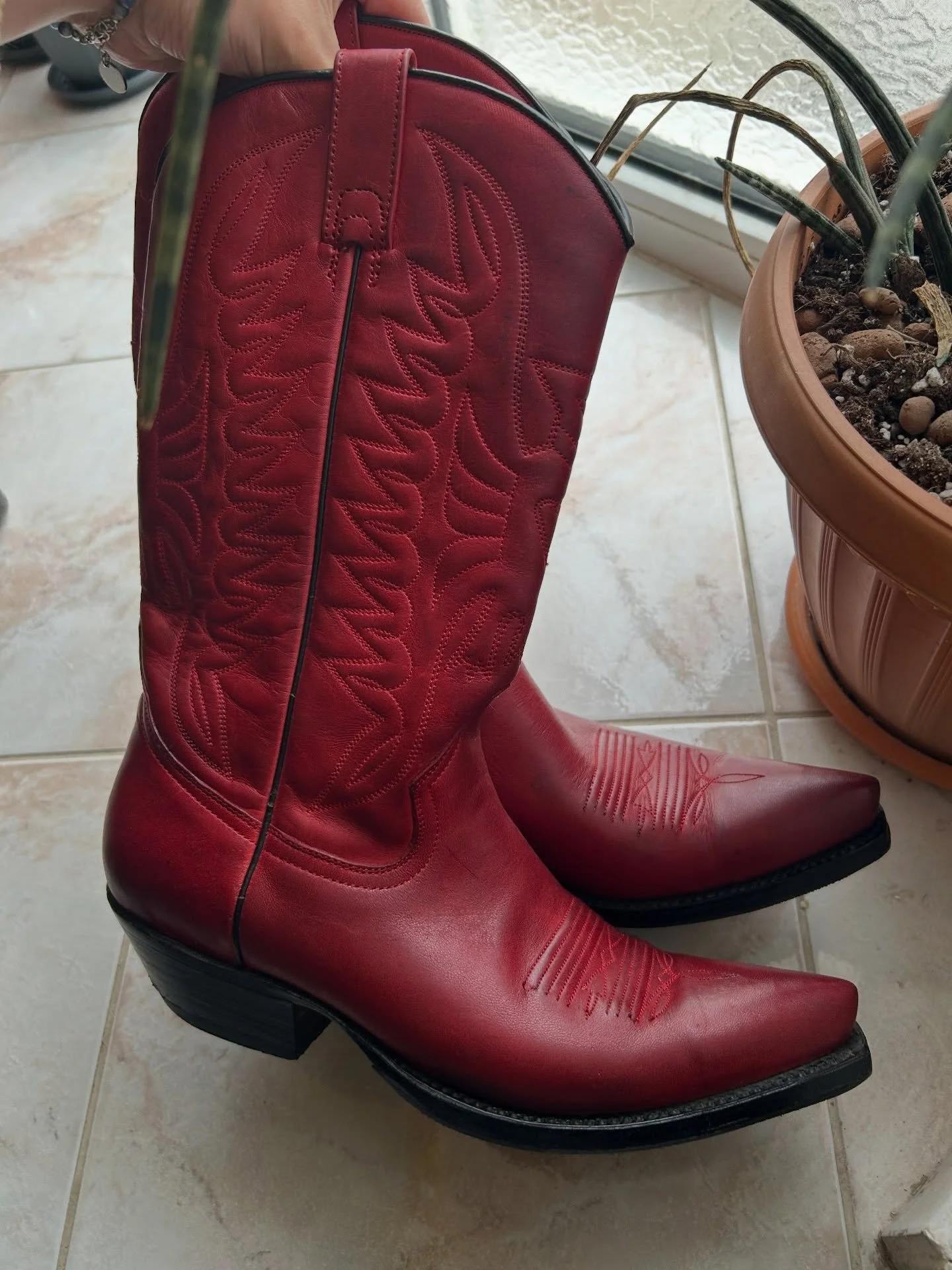 Vintage Buffalo kožne kaubojke💃🏼
Boja je crveno bordo
Cizme su obnovljene, a ono sto nisam htjela dirati je petica Buffalo, koja je jos uvjek u dobrom stanju te nije jako izlizana.
Cizme su od prave koze.
Broj 38
Mozete ih danas ocekivati na mom we