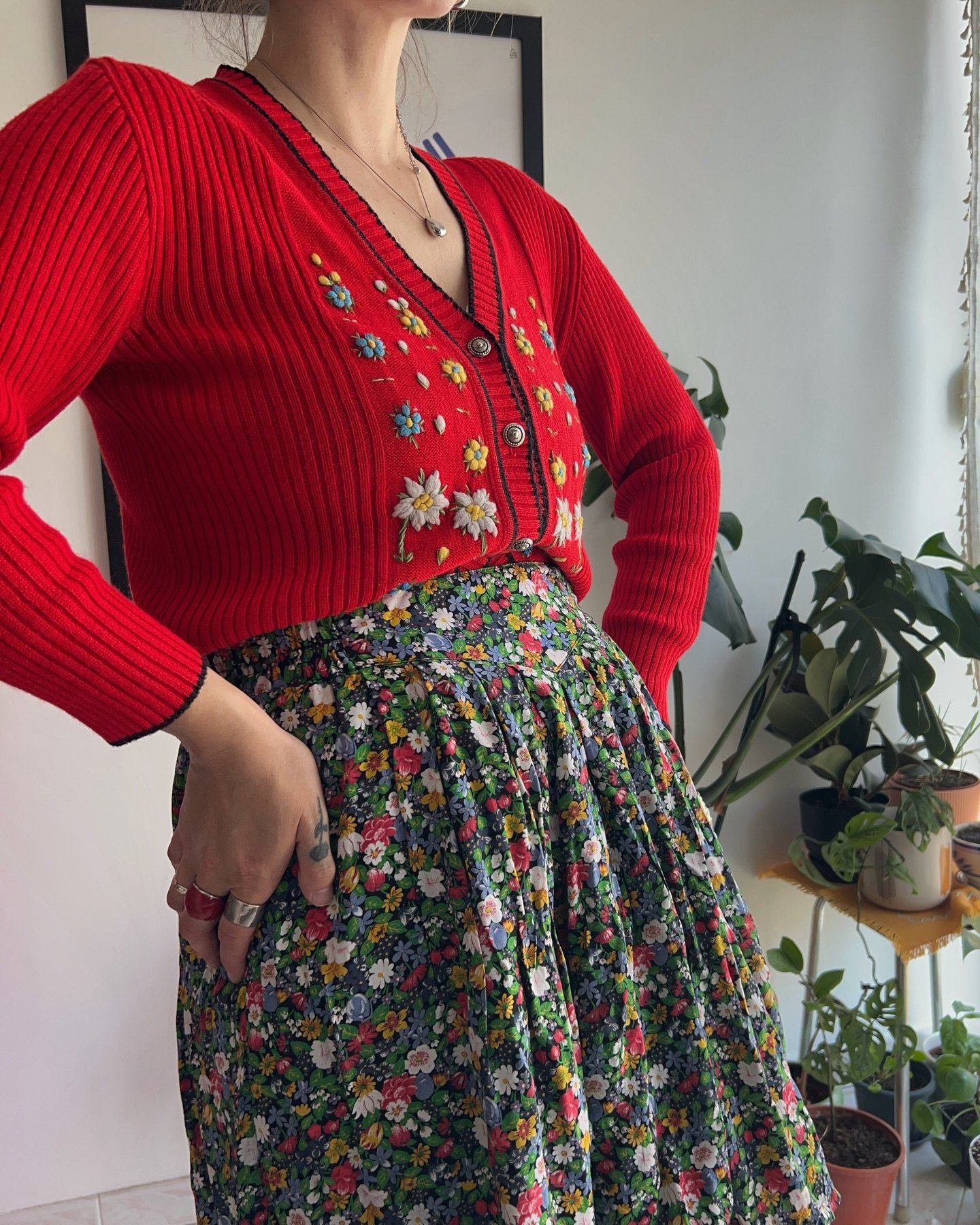 🌸🌺🌼🌹
Lepr&scaron;ava suknja i vestica dostupni na webu🥰
Link u Bio😊

#vintage #vintagestyle #vintagecroatia #vintageclothes