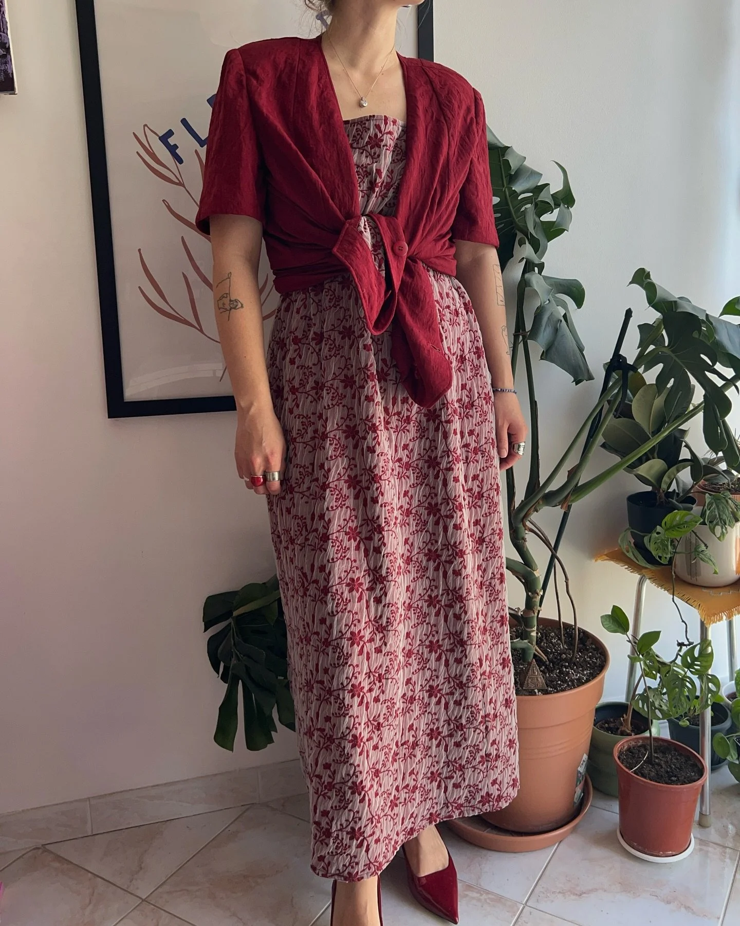 Dva predivna ručno izrađena kompleta🌹
Sastoji se od duge haljine i ko&scaron;ulje koja ima podstavu kao vanjski dio haljine. Jedan je u tamno plavoj boji, a drugi bordo, ne zna koji mi je ljep&scaron;i😍
Detaljno o njima možete pronaći na webu ili m