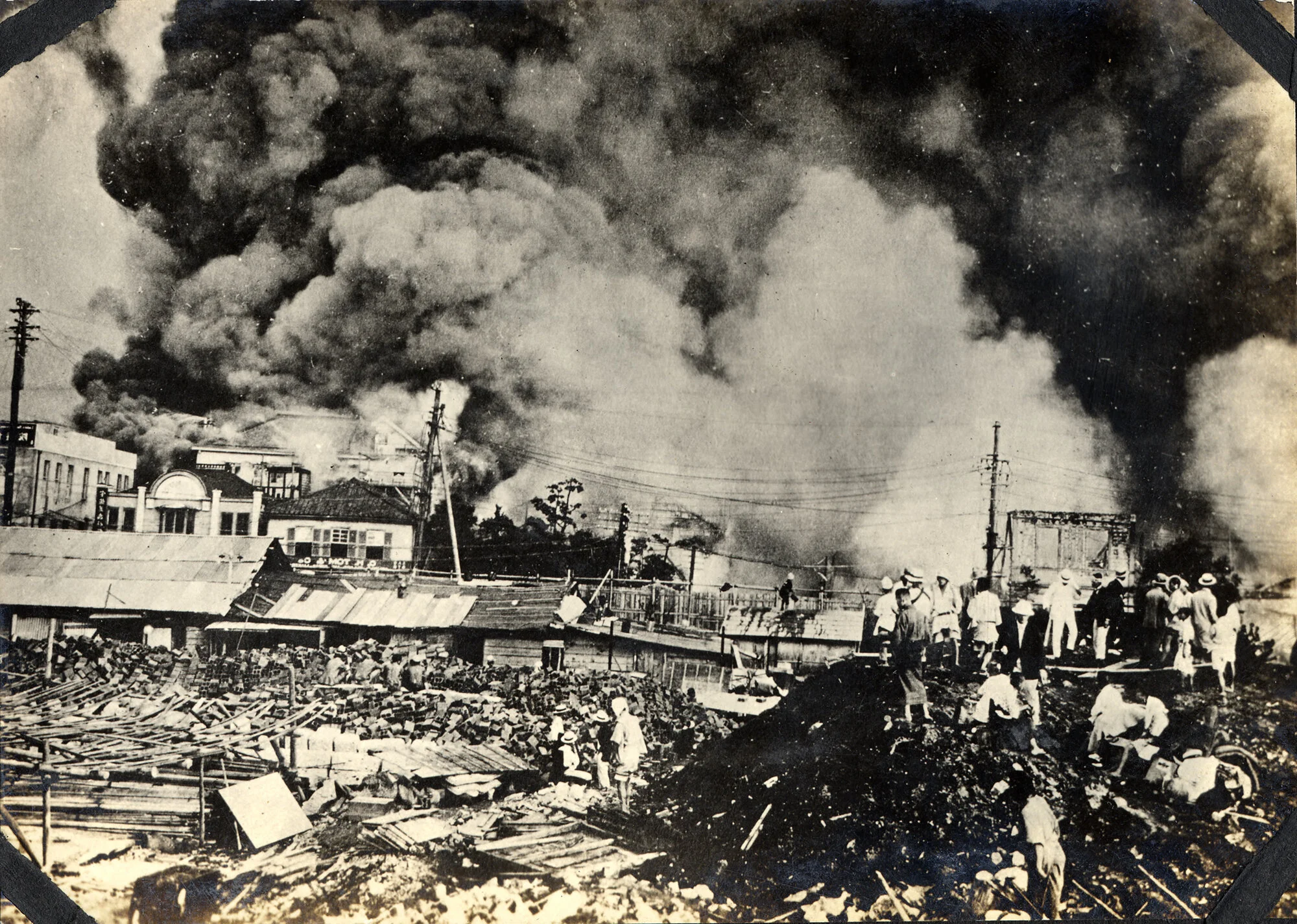 E07_Earthquake1923_smoke_yokohama_Brown-U-Library.jpg