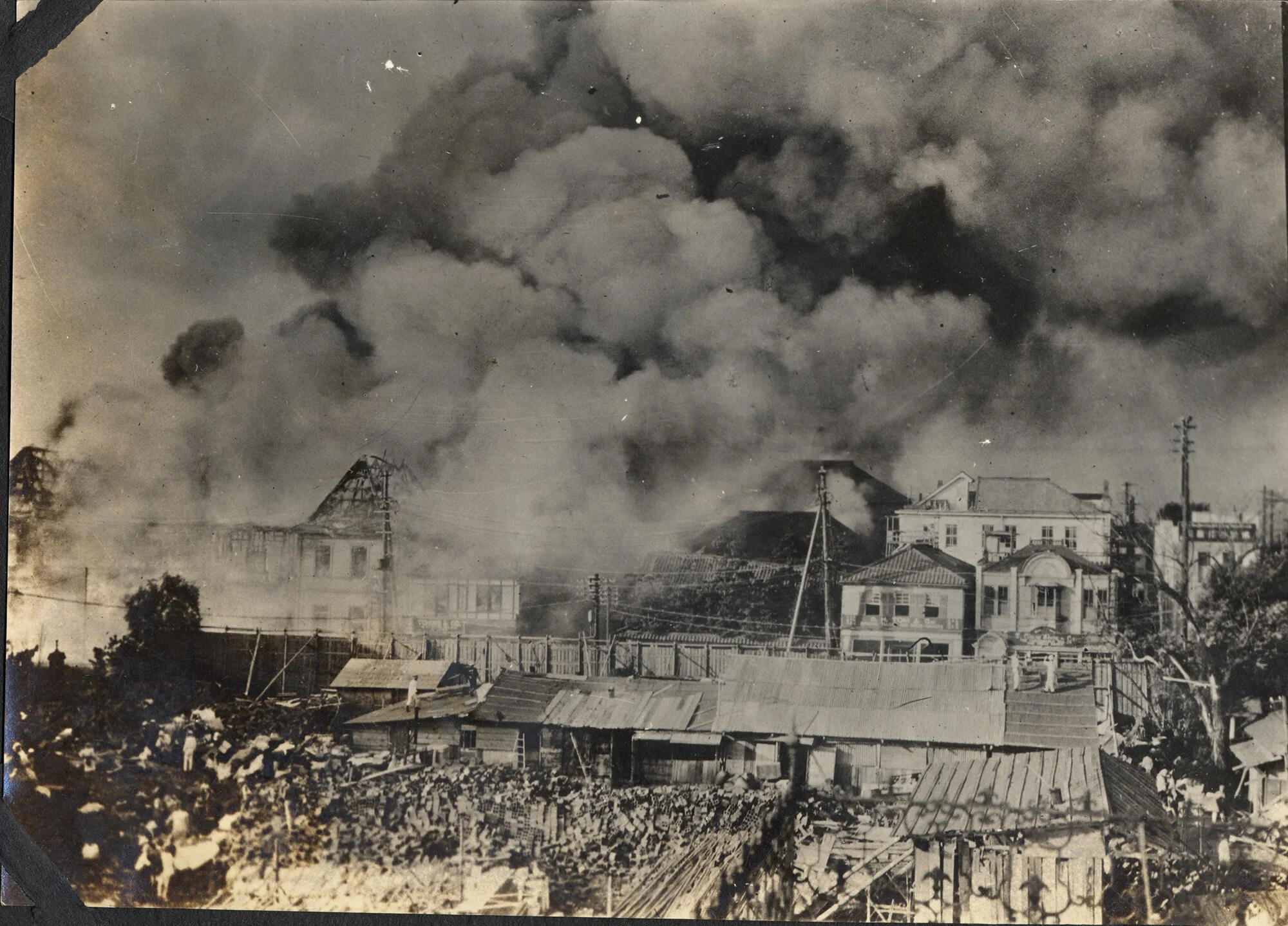 E06_Earthquake1923_smoke_refugee-area_Brown-U-Library.jpg