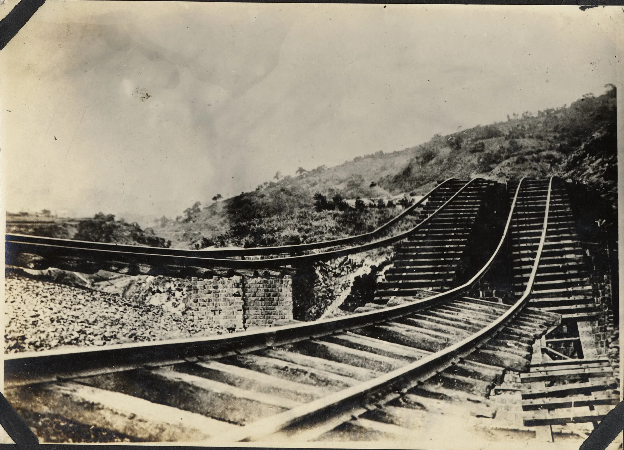 E05_Earthquake1923_ruin_rail-tracks_Brown-U-Library.jpg