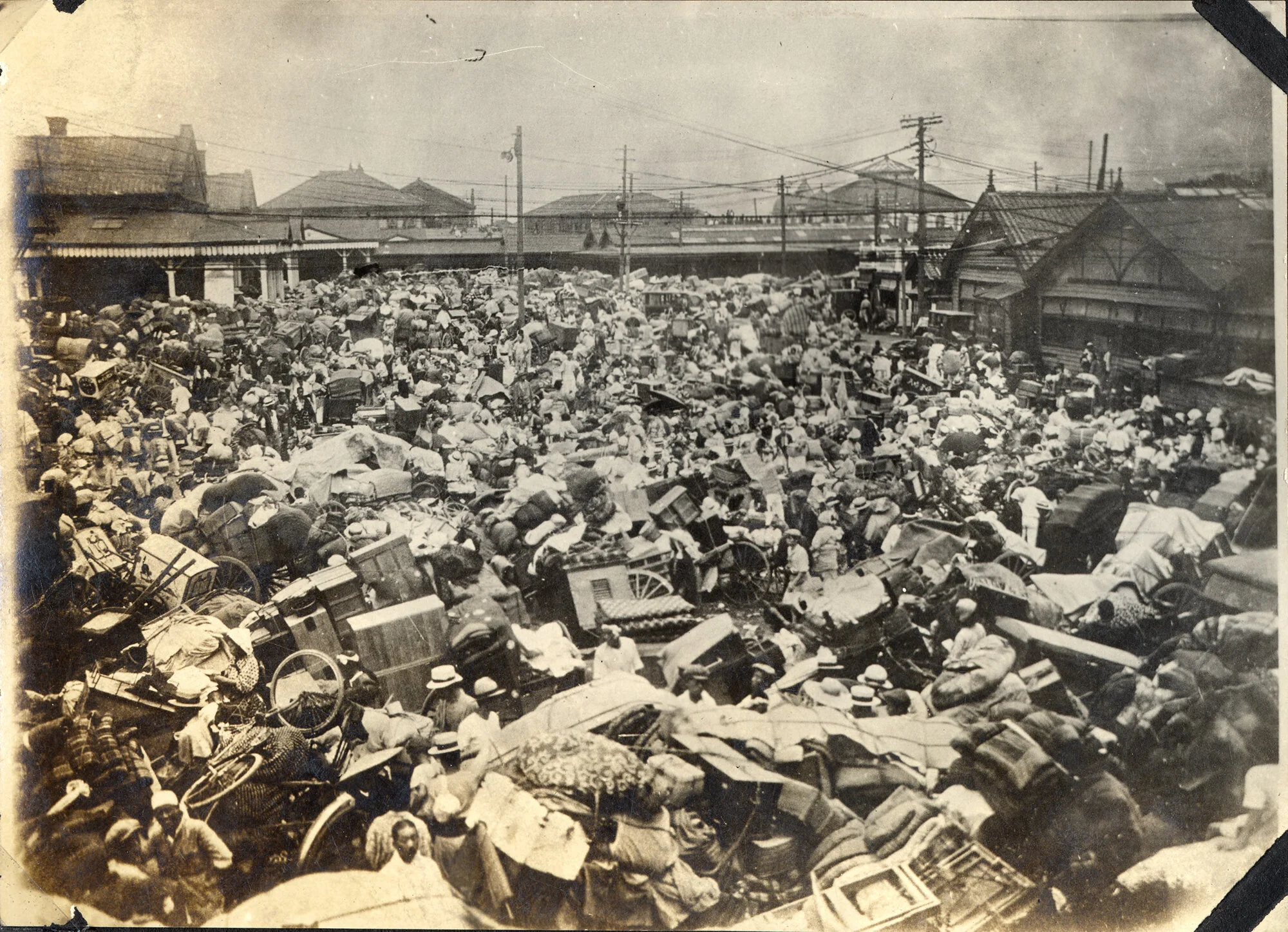 E03_Earthquake1923_refugees_Brown-U-Library.jpg