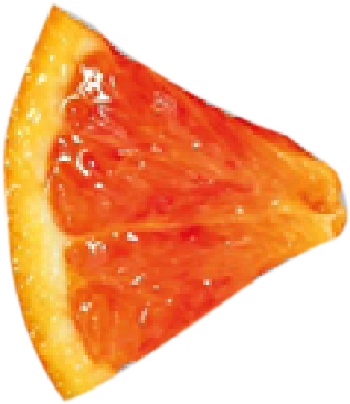 Une tranche de pizza aux fruits avec une croûte dorée.