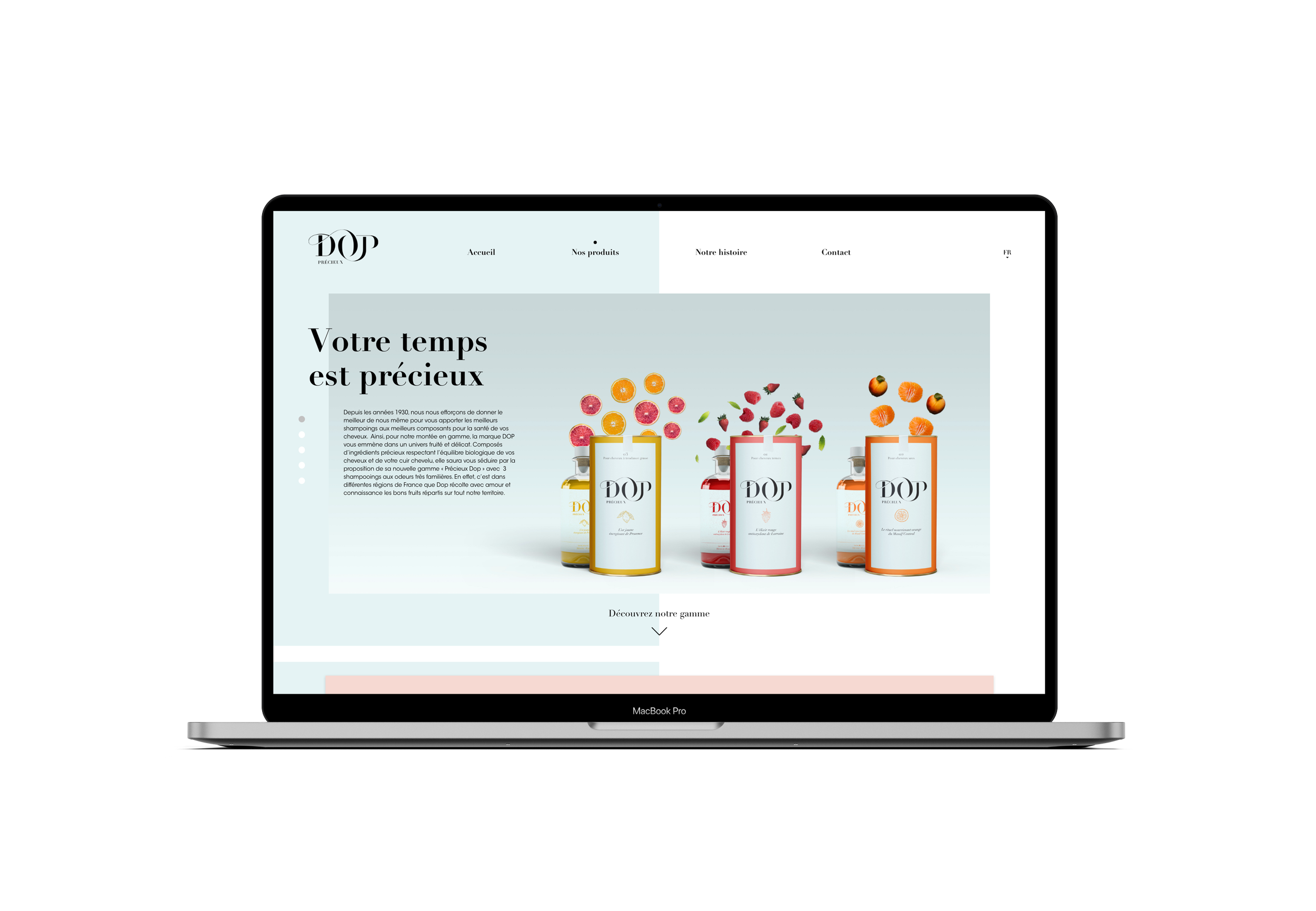 Capture d'écran d'un site web affiché sur un ordinateur portable MacBook Pro, présentant des produits cosmétiques dans des flacons colorés avec des fruits, avec texte en français évoquant la valeur du temps et une gamme de produits.