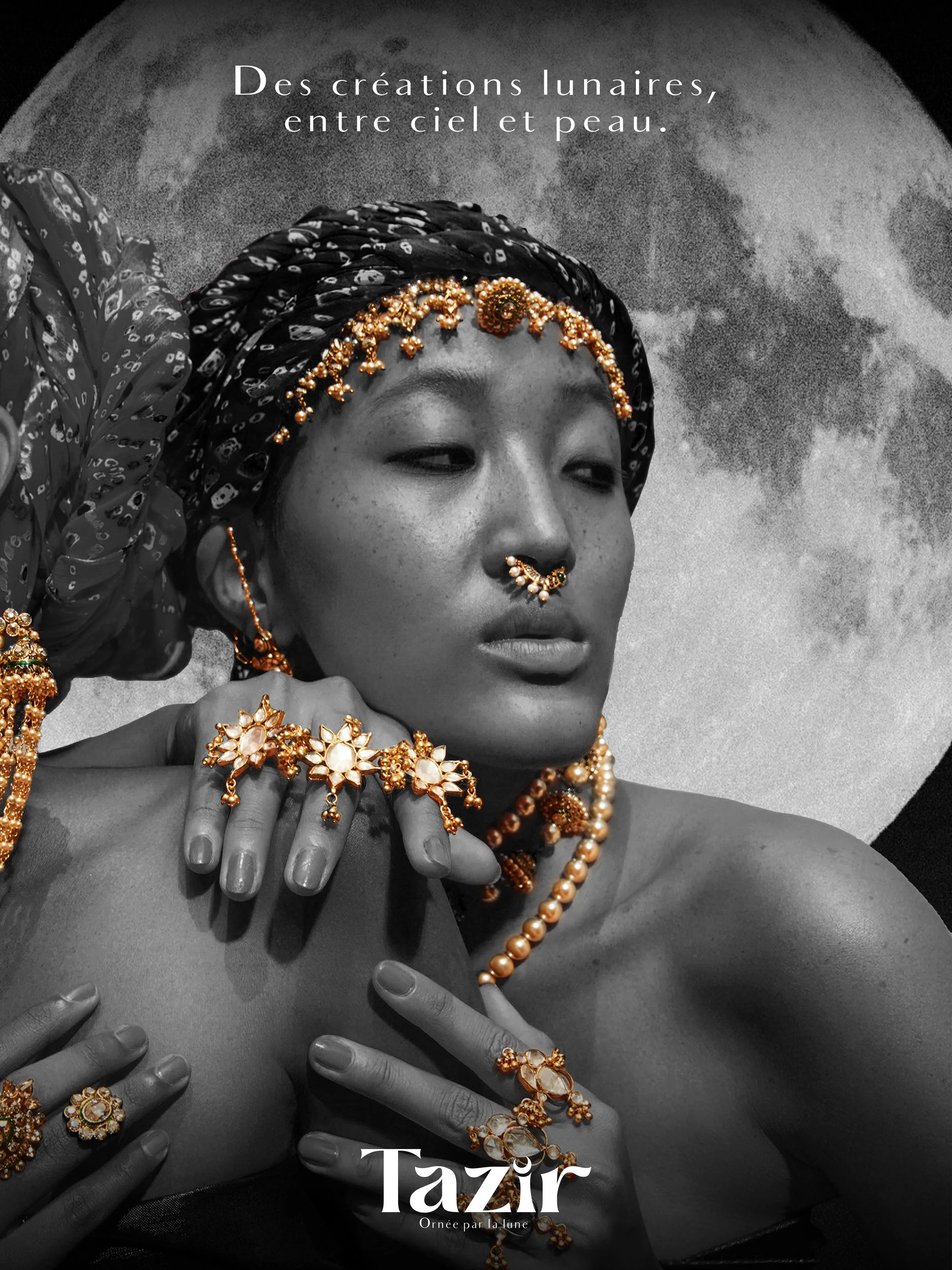 Une femme porte des bijoux dorés avec des pierres blanches, un turban à motifs, et se tient devant une image de la lune. Le texte en français dit "Des créations lunaires, entre ciel et peau" et le mot "Tazir" avec une mention indiquant qu'il est orné par la lune.