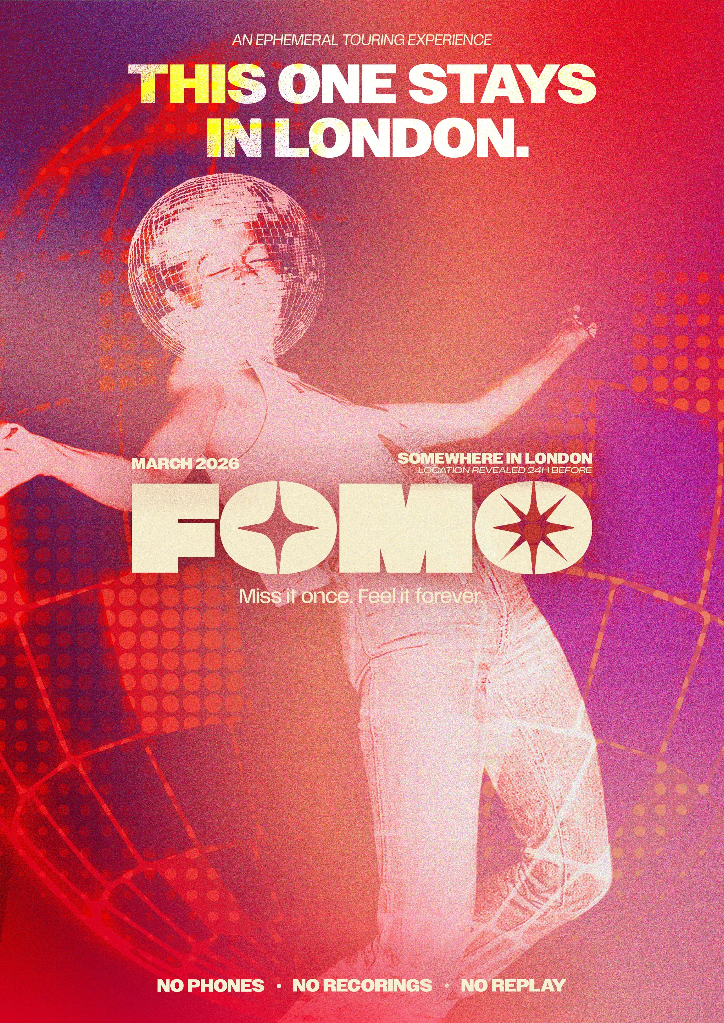 Affiche promotionnelle pour une expérience en tournée à Londres en mars 2026, intitulée 'FOMO', avec un design graphique vibrant et un personnage dansant avec un disque miroir en tête.