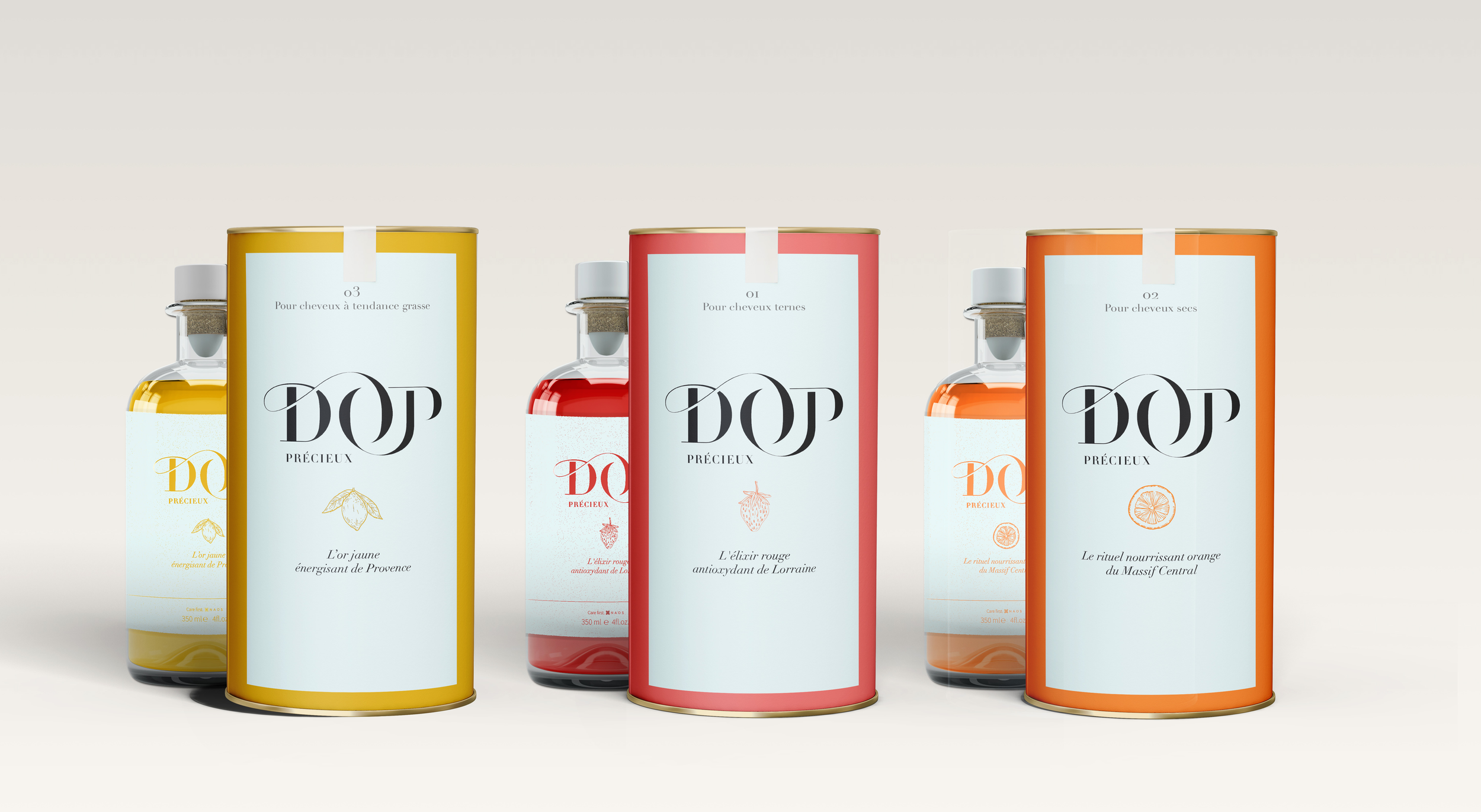 Trois bouteilles de sirops avec leurs boîtes métalliques : un à la citron jaune, un à la fraise rouge, un à l'orange orange, sur un fond clair.