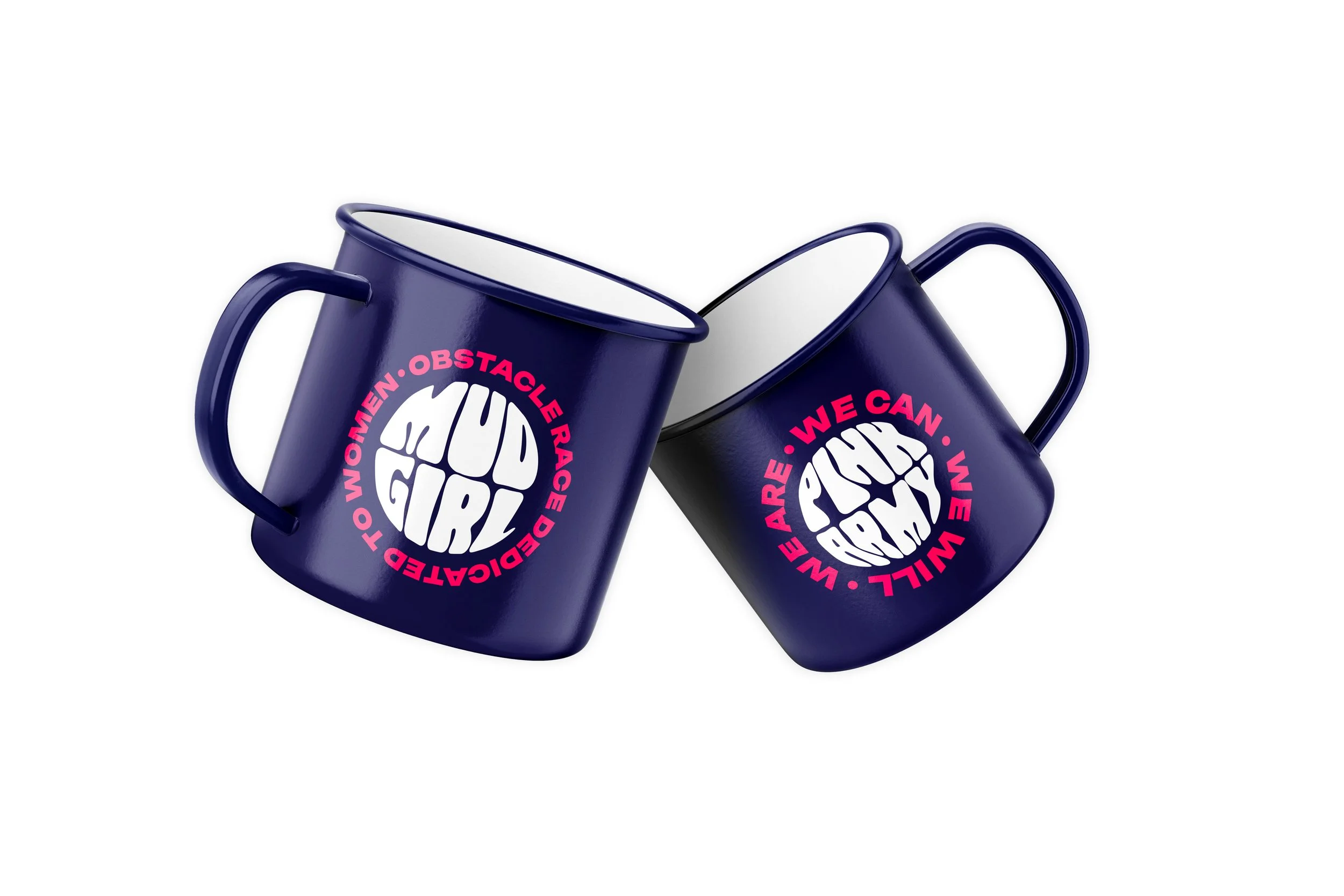Deux tasses en métal bleu foncé avec un logo blanc et rose sur le côté, croisés, avec un fond blanc. Le logo contient le texte "MUDGIRL" au centre et "WE CAN. WE ARE. OI WOMEN. OBSTACLE RACE. DEDICATED TO" en cercle autour.