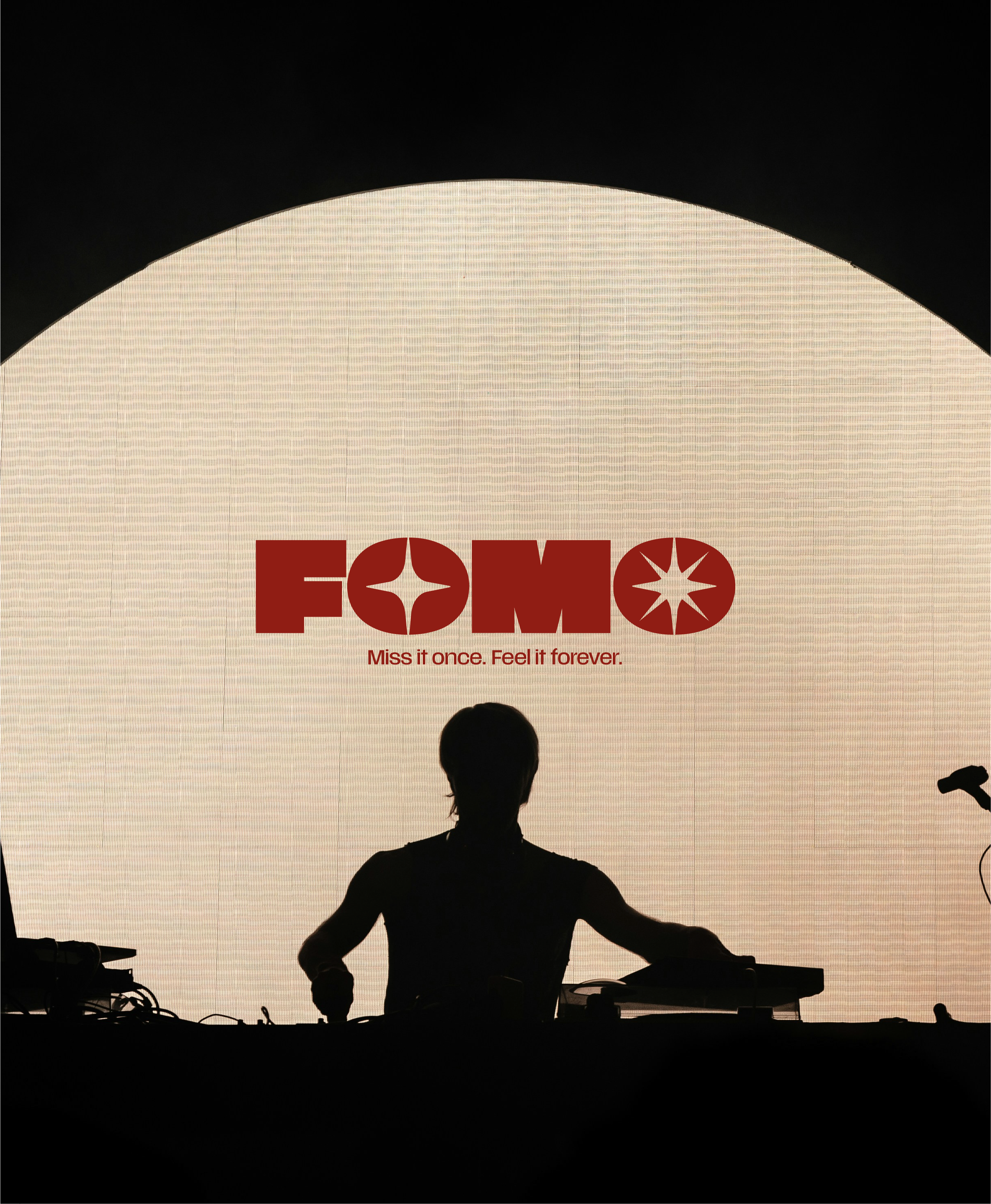 Silhouette d'un DJ en train de jouer devant un écran avec le logo 'FOMO' en rouge et le slogan 'Miss it once. Feel it forever.'