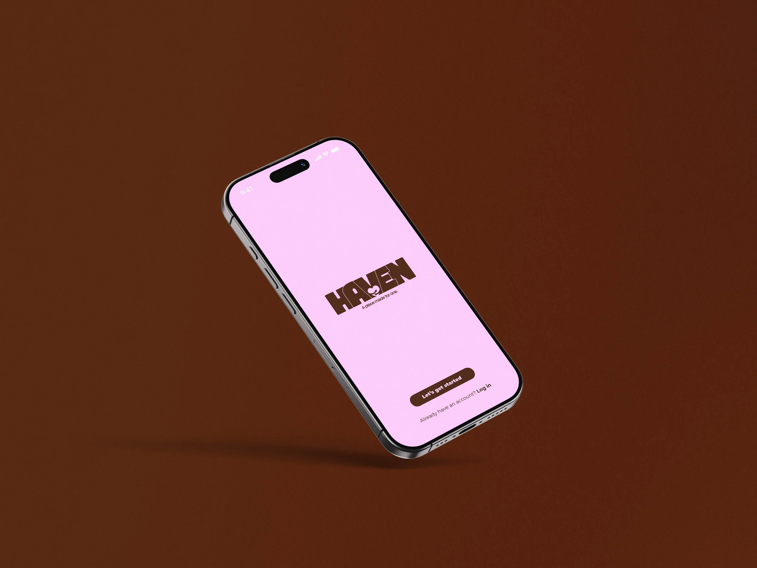 Un téléphone portable affichant l'écran d'accueil d'une application avec le logo 'KEV' en gros caractères marron sur fond rose clair.