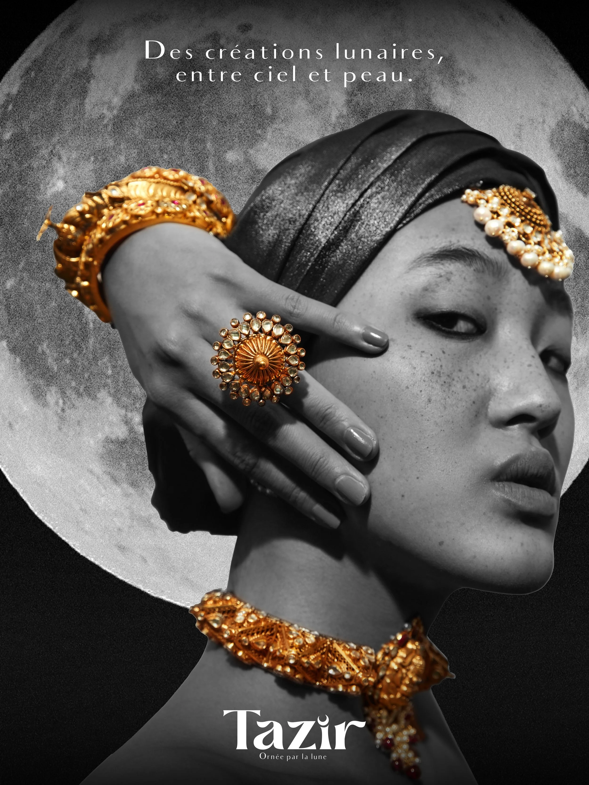 Une image en noir et blanc d'une femme avec des bijoux en or, portant un foulard noir, devant la lune. Le texte en français indique : "Des créations lunaires, entre ciel et peau."