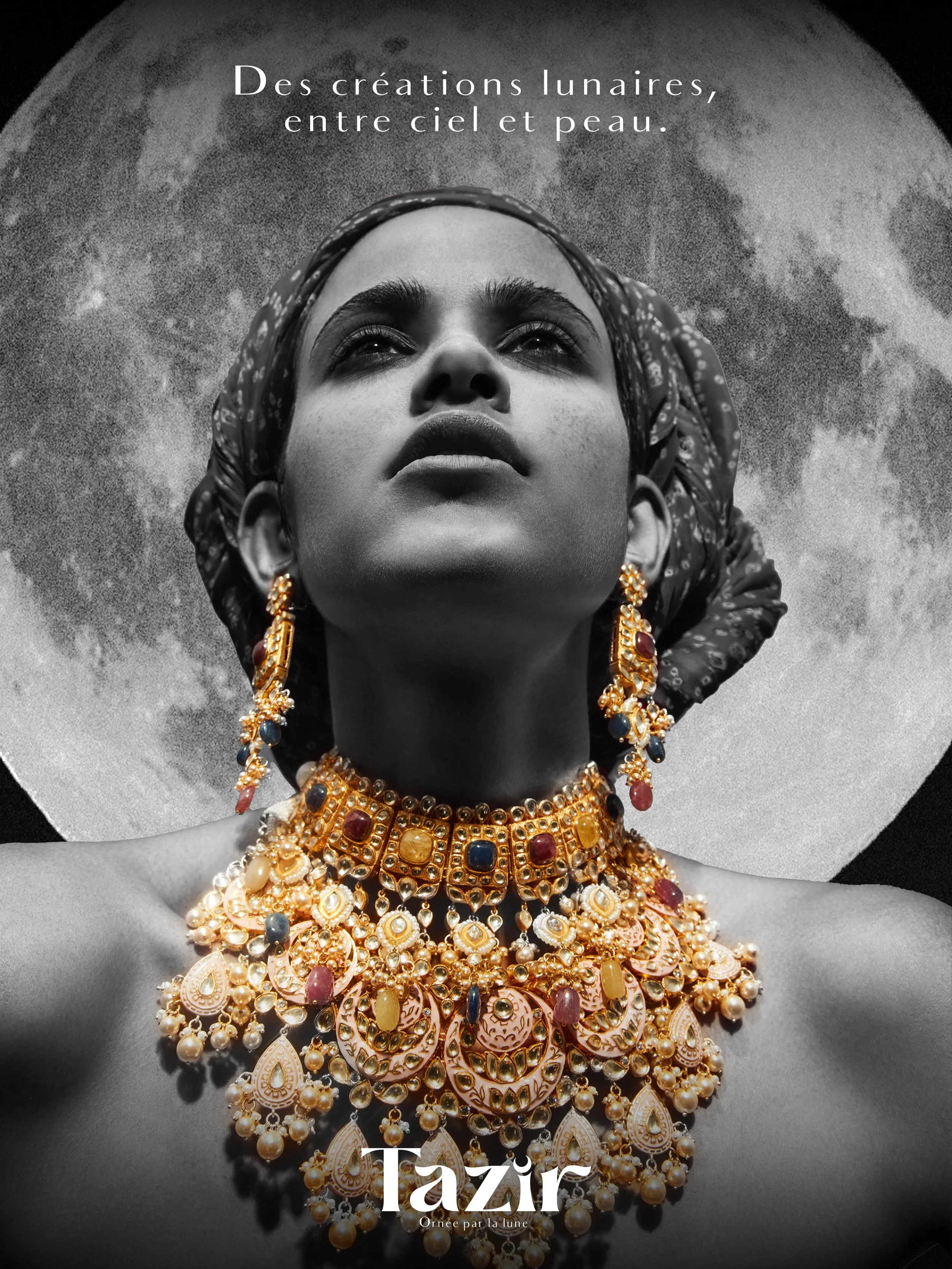 Une femme portant de grandes bijoux dorés et des boucles d'oreilles, avec un maquillage minimaliste, regardant vers le haut, avec la lune en arrière-plan, texte en français » Des créations lunaires, entre ciel et peau. » et le titre »Tazir ».