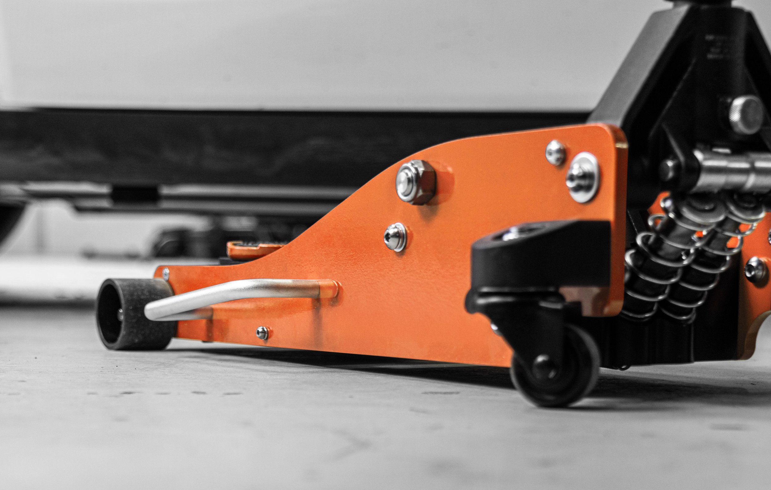 SATURN Engineering Systems 3 Ton Jack in use in automotive environment.