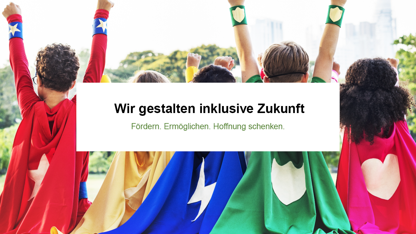 Im Hintergrund Bild von Kindern im Heldenkostüm mit der Schrift "Wir gestalten inklusive Zukunft. Fördern. Ermöglichen. Hoffnung schenken."
