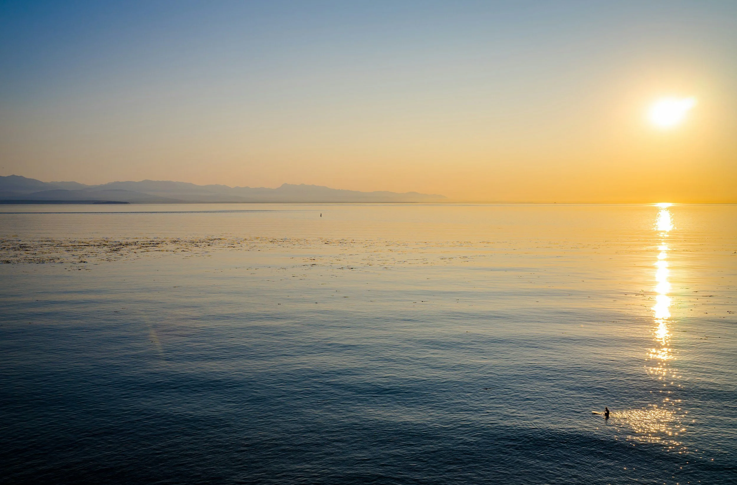 Mar en calma al amanecer representando esperanza y paz en el proceso del duelo por muerte