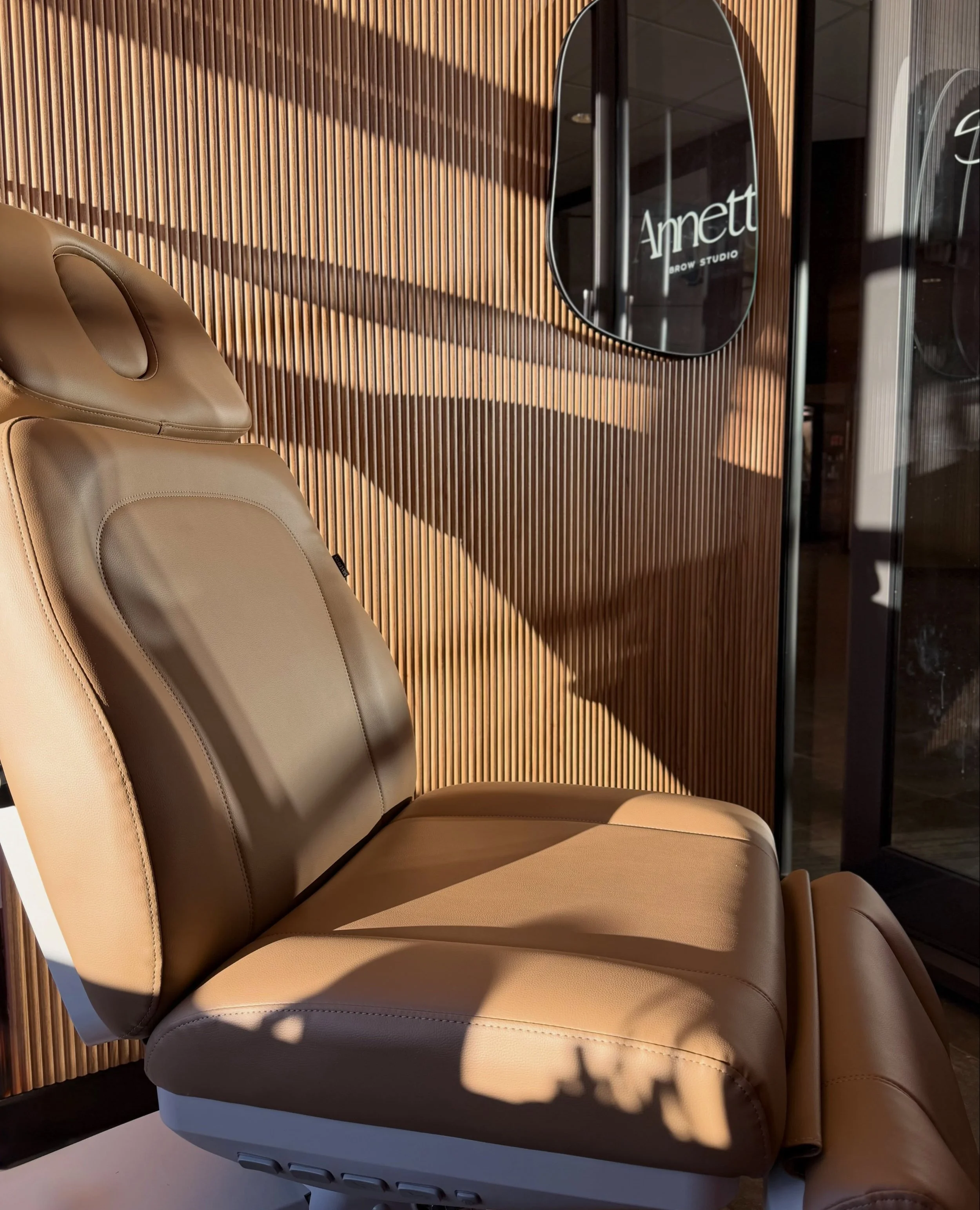 Comfort matters 🤍

You don&rsquo;t have to worry about long appointments, we&rsquo;ve made sure your time in the studio feels as relaxing as possible.
The chair adjusts perfectly to your body, so you can fully unwind without that lower back discomfo