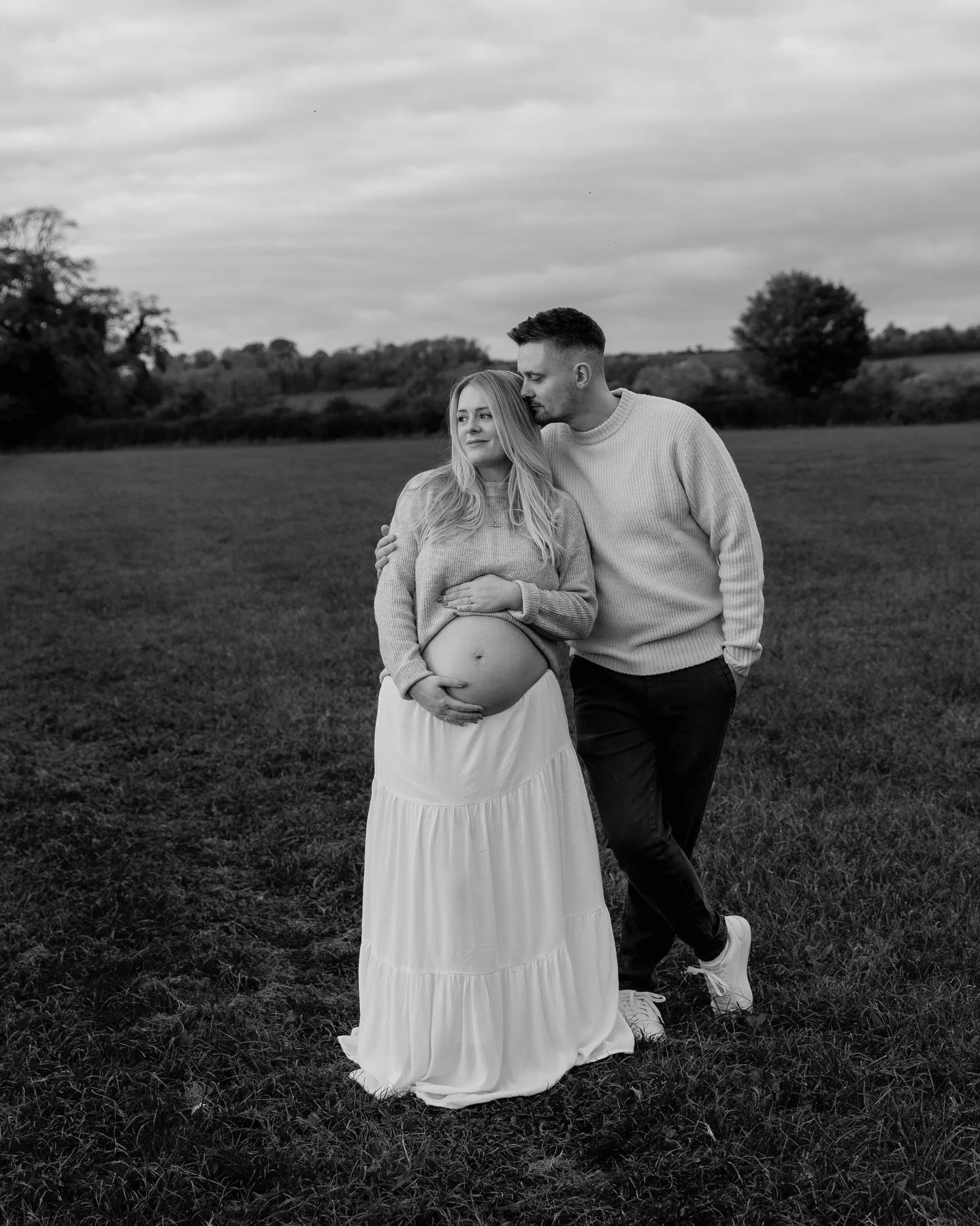 Reminiscing over this dreamy bump shoot from last year ✨ A quiet, gentle moment celebrating mum &amp; dad to be 🫶🏼