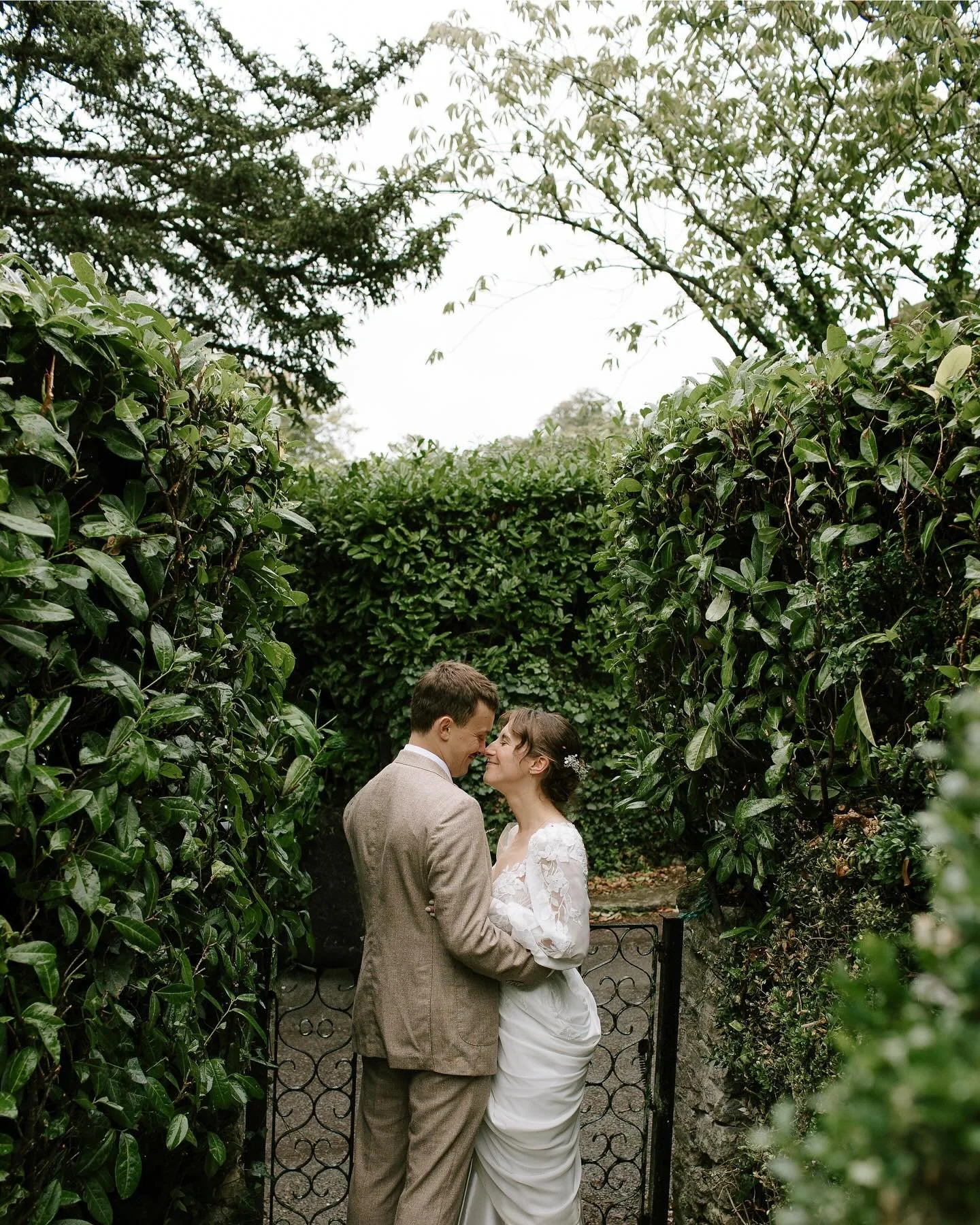 Let&rsquo;s relive this day! Maddie &amp; George 🪩 | At the gorgeous @pennardhouse ! The drizzly weather didn&rsquo;t stop the magic ✨ 

Venue: @pennardhouse 
Florist: @isabloomfloraldesign 
Hair&amp;Mua: @lbmakeupandhair 
Cake: @bakedbybridget_ 
Dj
