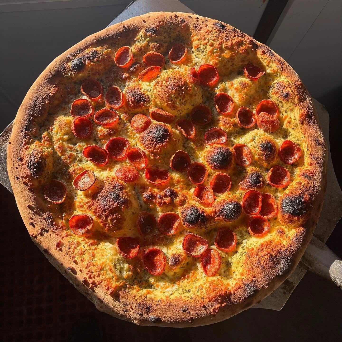 ✨ MENU FOR THIS WEEKEND ✨
PIZZA
The Manger 🍕: red sauce topped with pepperoni, mozzarella, parmesan and hot honey.
Nature Walk 🌿: pesto topped with prosciutto, arugula, mozzarella, and balsamic drizzle.

Chipotle Chili Nachos 💪: tortilla chips top