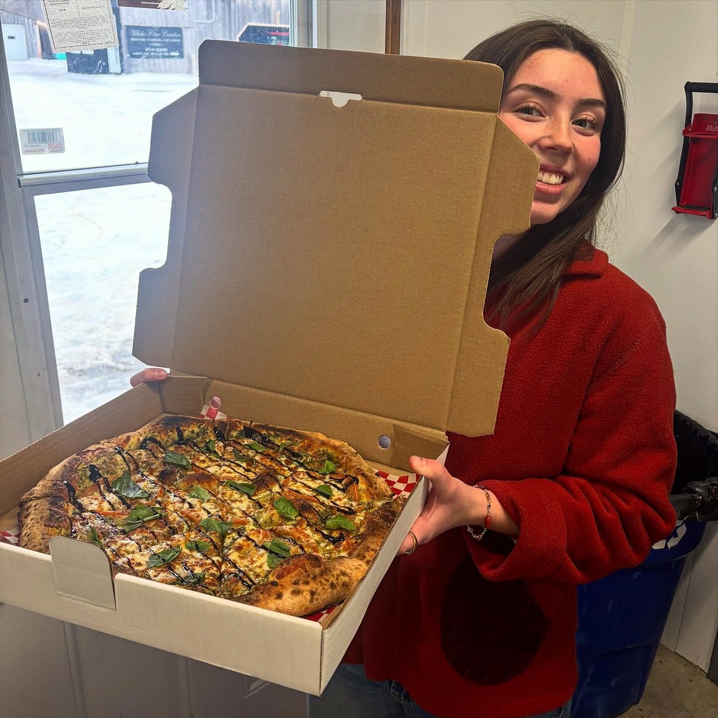 ✨ MENU FOR THIS WEEKEND ✨
PIZZA
The Green Pig 🍕: pesto base topped with pepperoni, mozza, parmesan, and hot honey.

The Canadian 🍁: red sauce topped with bacon, sausage, and maple syrup.

Southwest Chicken Chili Nachos💪: tortilla chips topped with