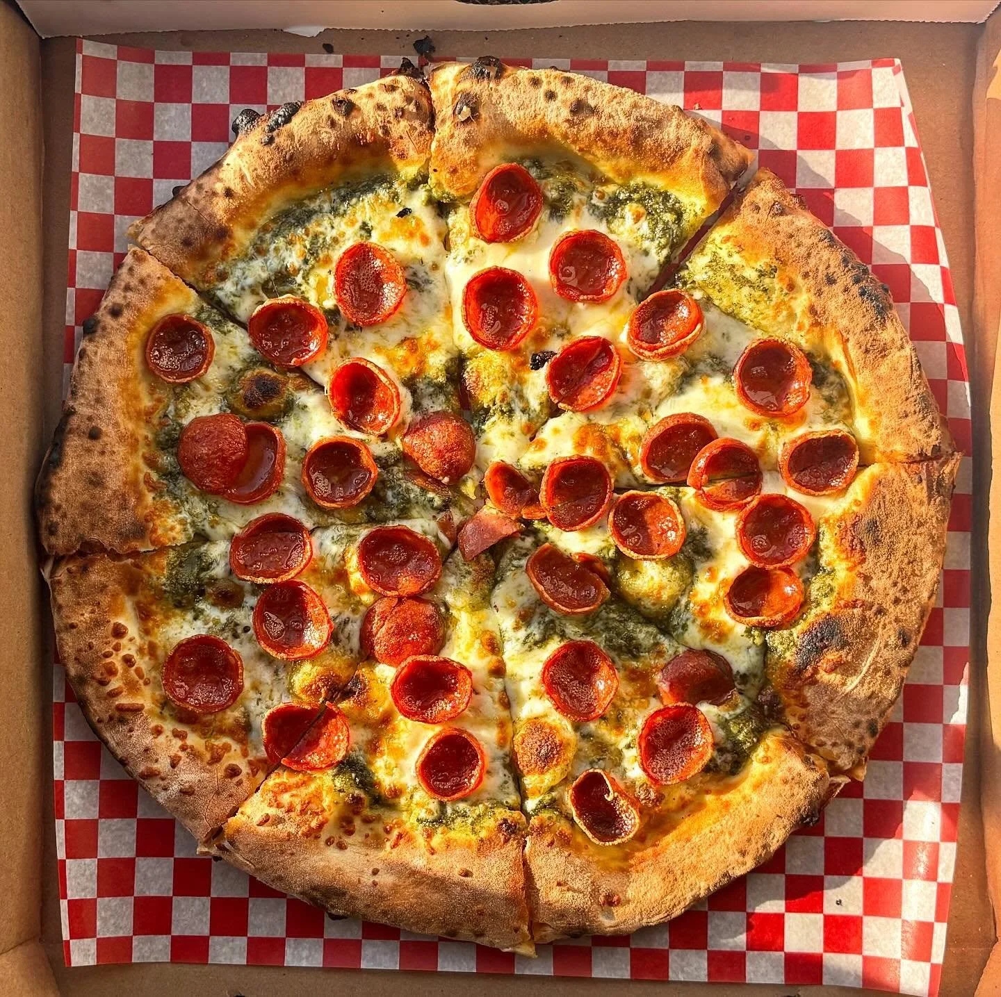 ✨ MENU FOR THIS WEEKEND ✨
PIZZA
The Spicy Green 🍃: pesto base topped with sausage, mozza, red onion and hot honey.

The Manger 🍕: red sauce topped with pepperoni, red sauce, parmesan and hot honey.

Birria-Pork Nachos💪: tortilla chips topped with 