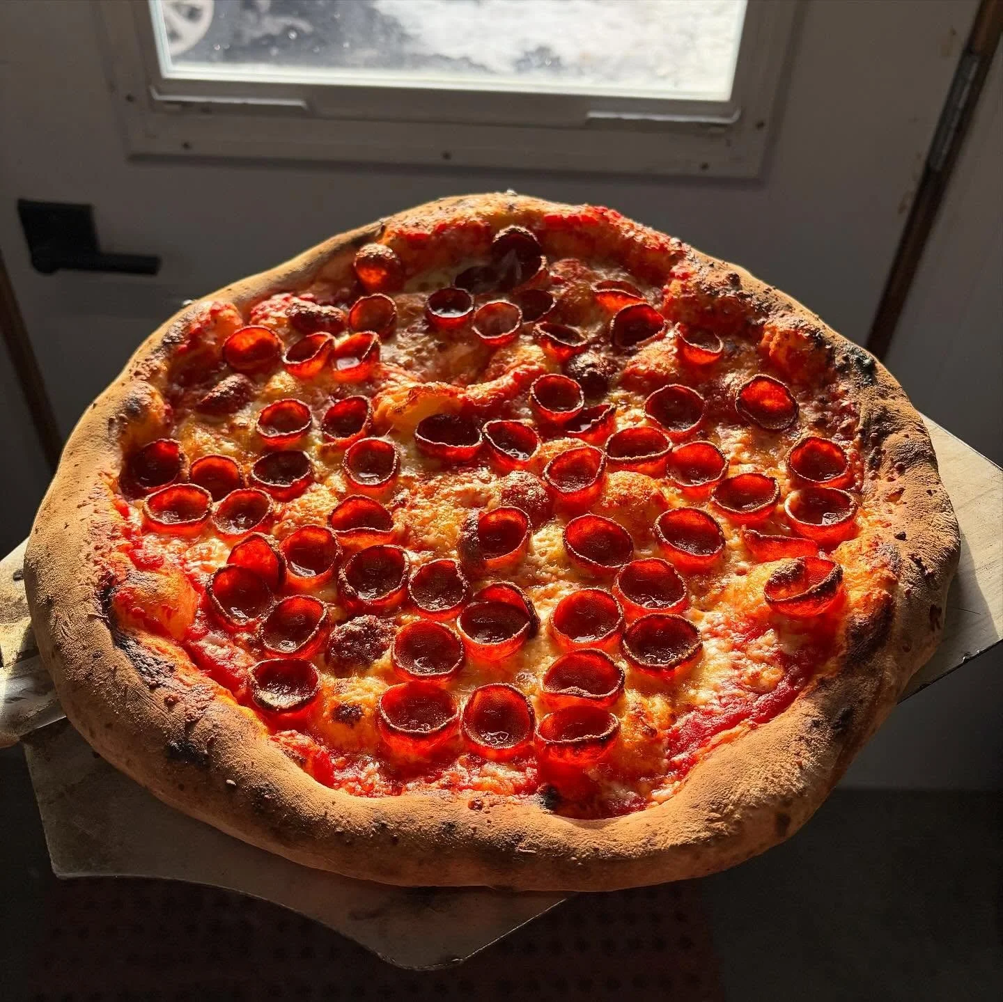 ✨ MENU FOR THIS WEEKEND ✨
PIZZA
The Green  Marg 🍃: pesto base topped with tomato, mozza, and balsamic drizzle.

The Calabrese Manger 🍕: red sauce topped with spicy calabrese salami, red sauce, parmesan and hot honey.

Chipotle Pork Nachos 💪: torti