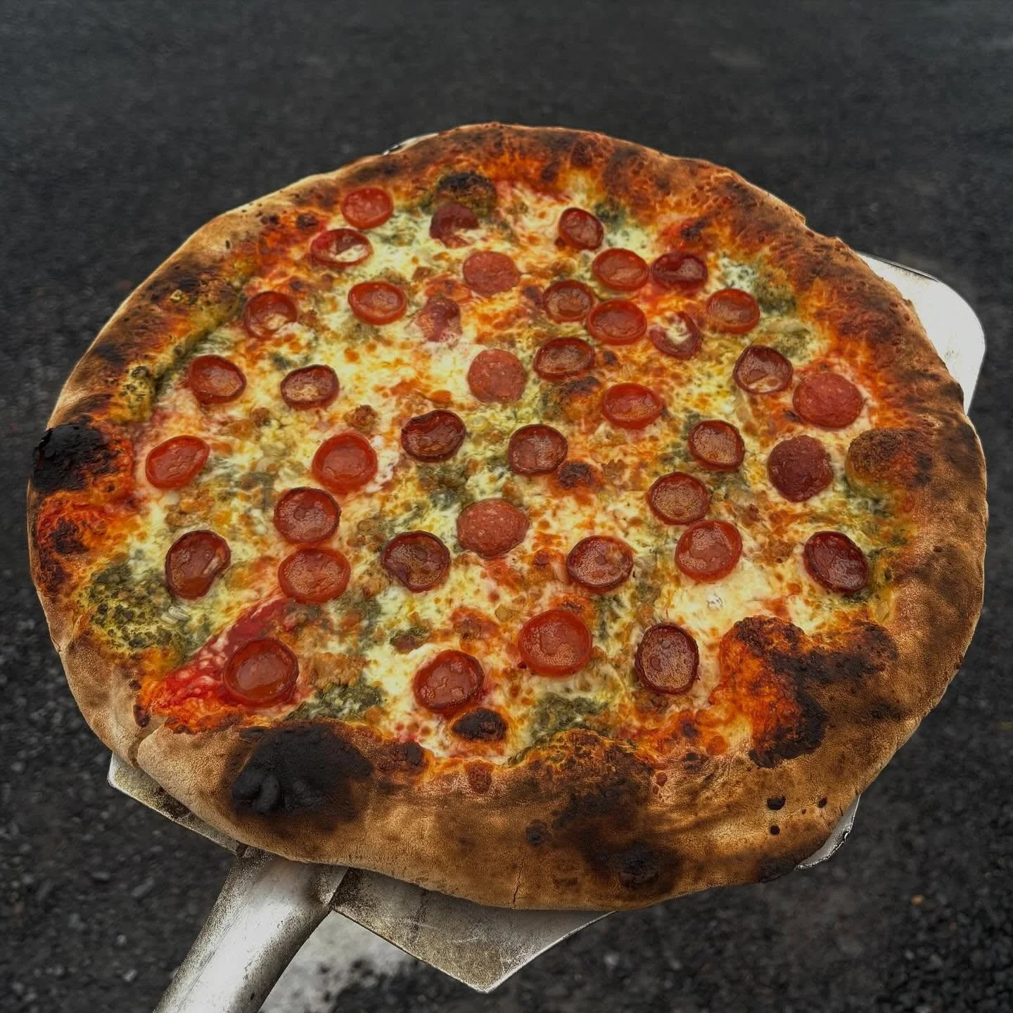 ✨ MENU FOR THIS WEEKEND ✨
PIZZA
Fine Dining 🍃: pesto base topped with prosciutto, arugula, mozza, and balsamic drizzle.

The Genoa Manger 🍕: red sauce topped with hot genoa salami, red sauce, parmesan, basil and hot honey.

BBQ Bacon Nachos 💪: tor