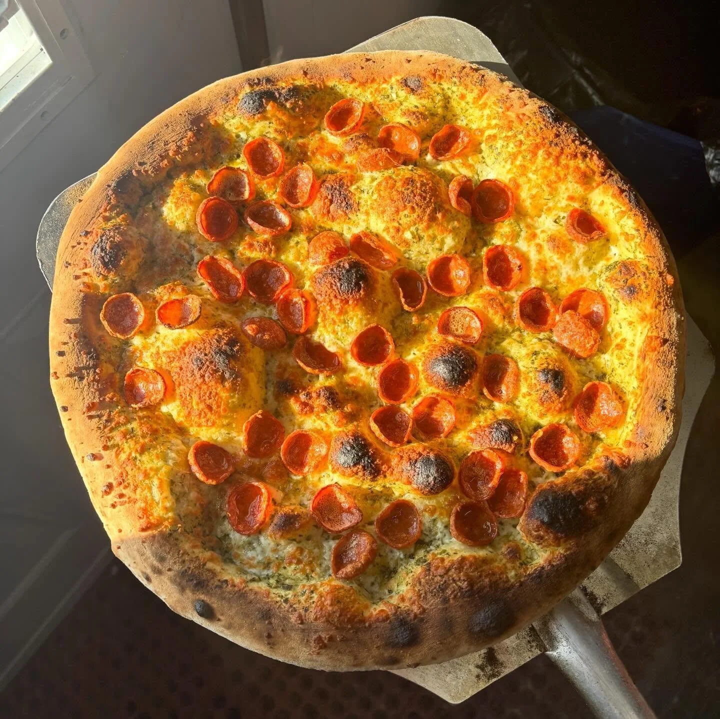 ✨ MENU FOR THIS WEEKEND ✨
PIZZA
Green Marg 🍃: pesto base topped with tomato, mozza, and balsamic drizzle.

The Genoa Manger 🍕: red sauce topped with hot genoa salami, red sauce, parmesan, basil and hot honey.

Chipotle Pork Nachos 💪: tortilla chip