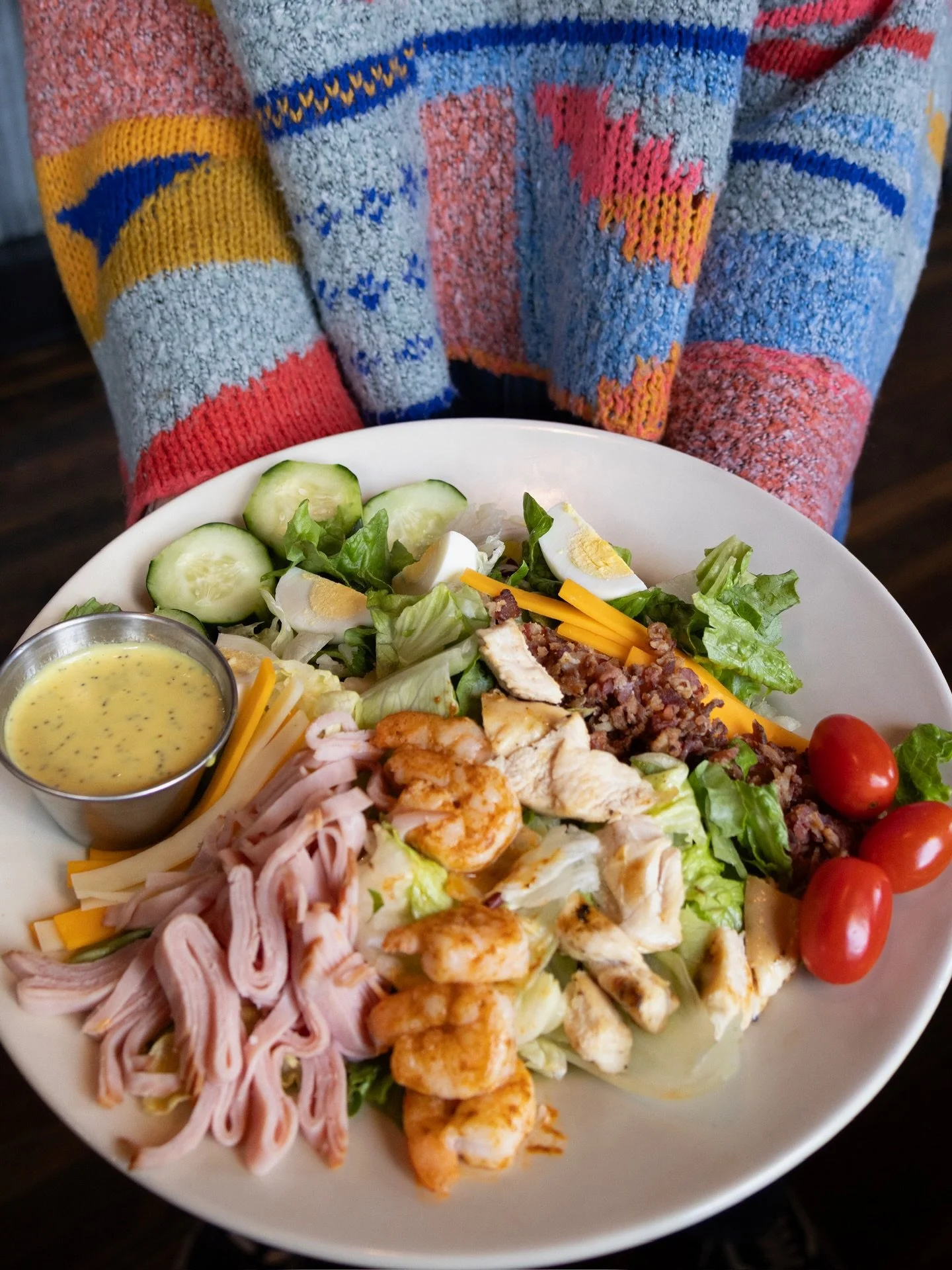 Tag your crew, it&rsquo;s Skinny Wednesday at the Wing! Grab a seat on the patio overlooking the lake and enjoy some catchup time over $4 Specialty Vodka Cocktails, &frac12; Off Bottles of Wine and $5 off entree salads 🥗 

See y&rsquo;all after 4pm!